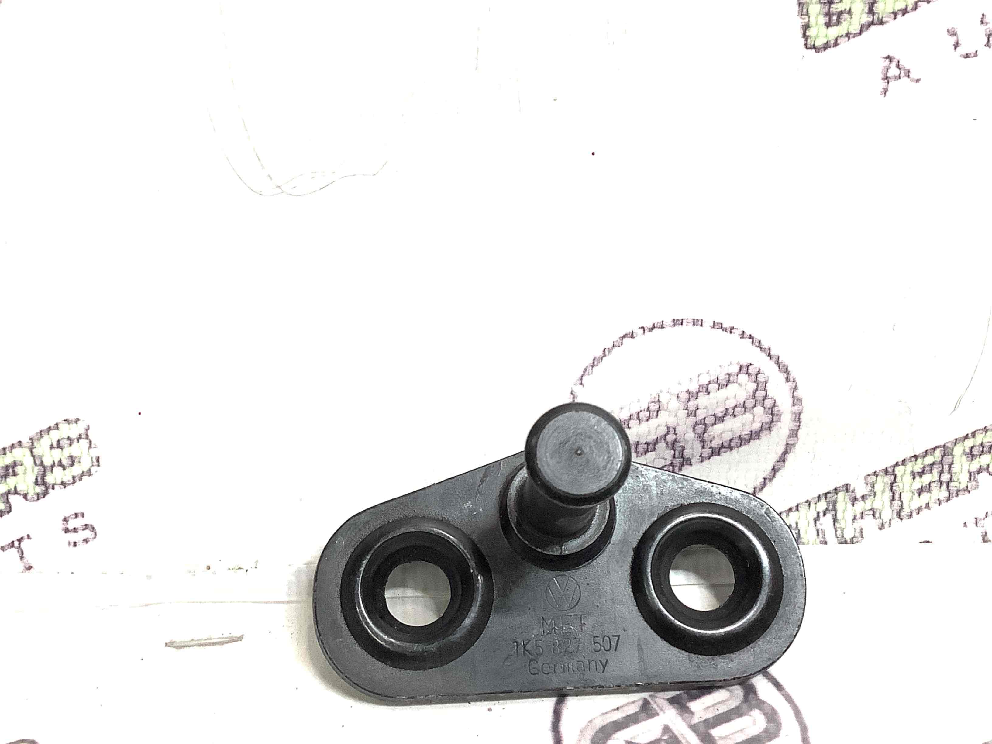 Петля кришки багажника, двері багажника