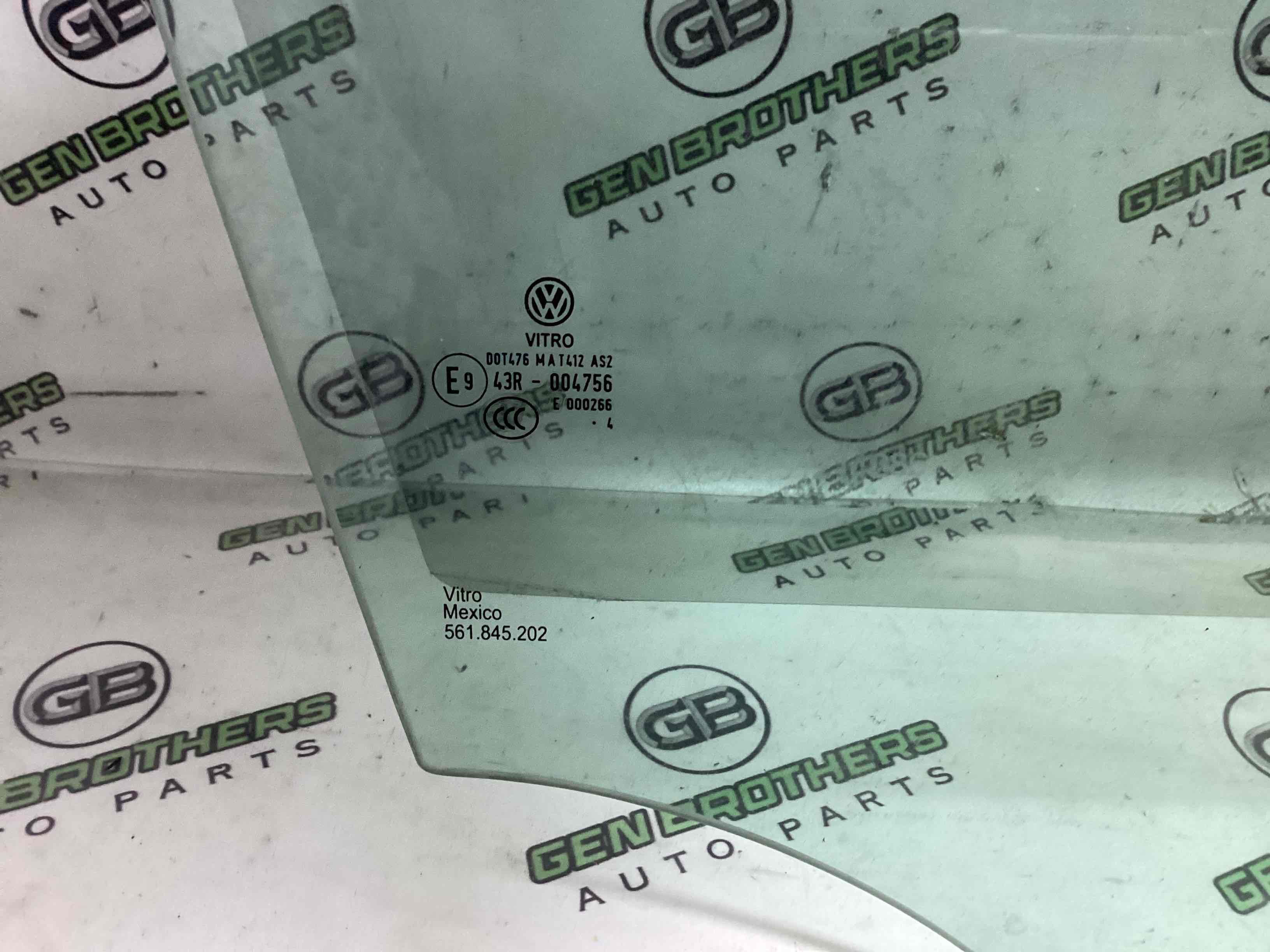 Скло переднє праве