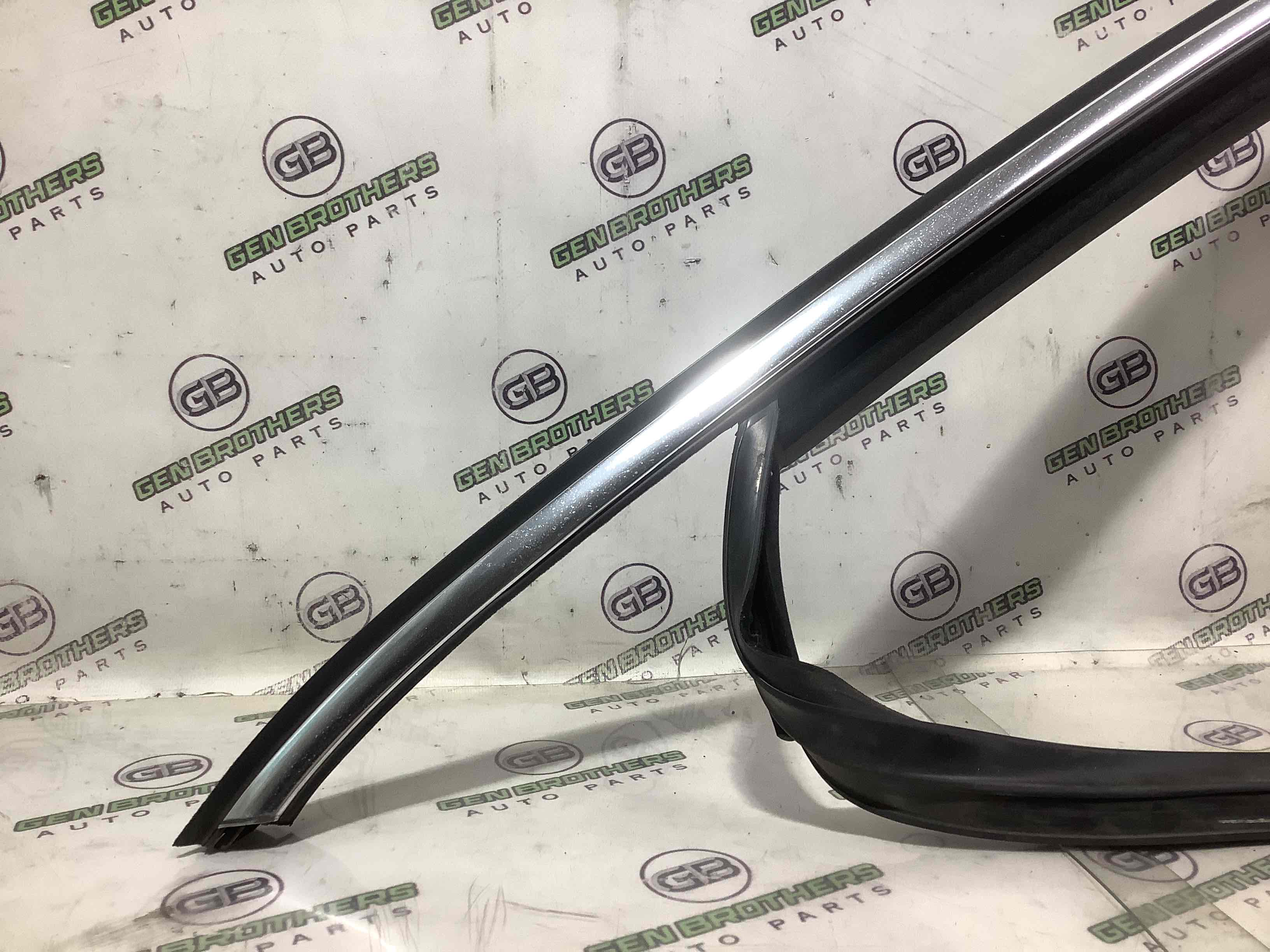 Ущільнювач скла, двері