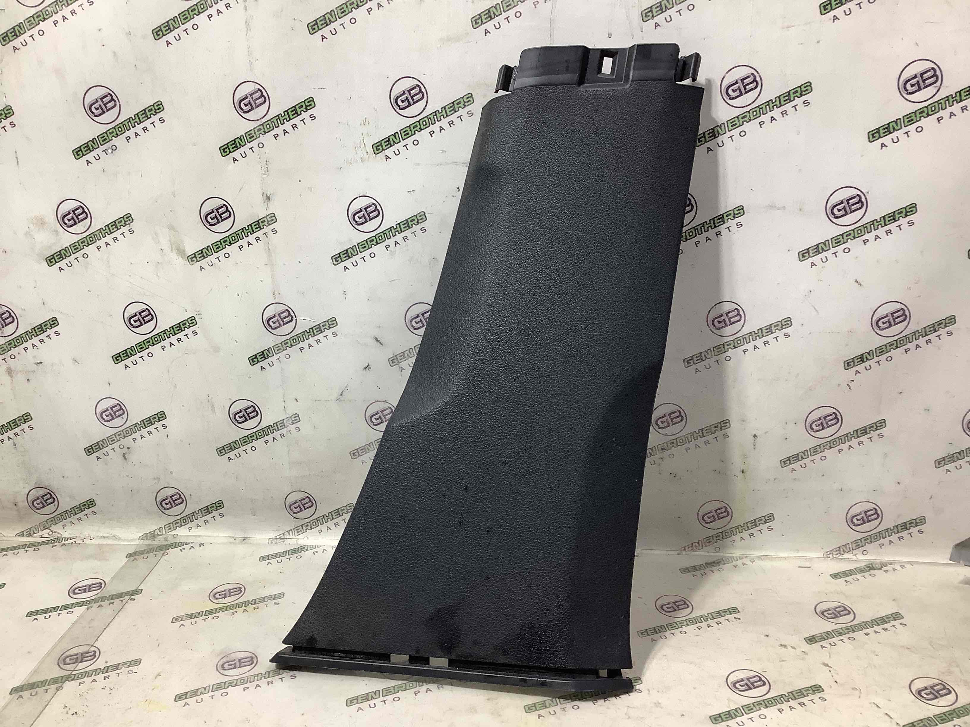 Обшивка центральної стійки ліва