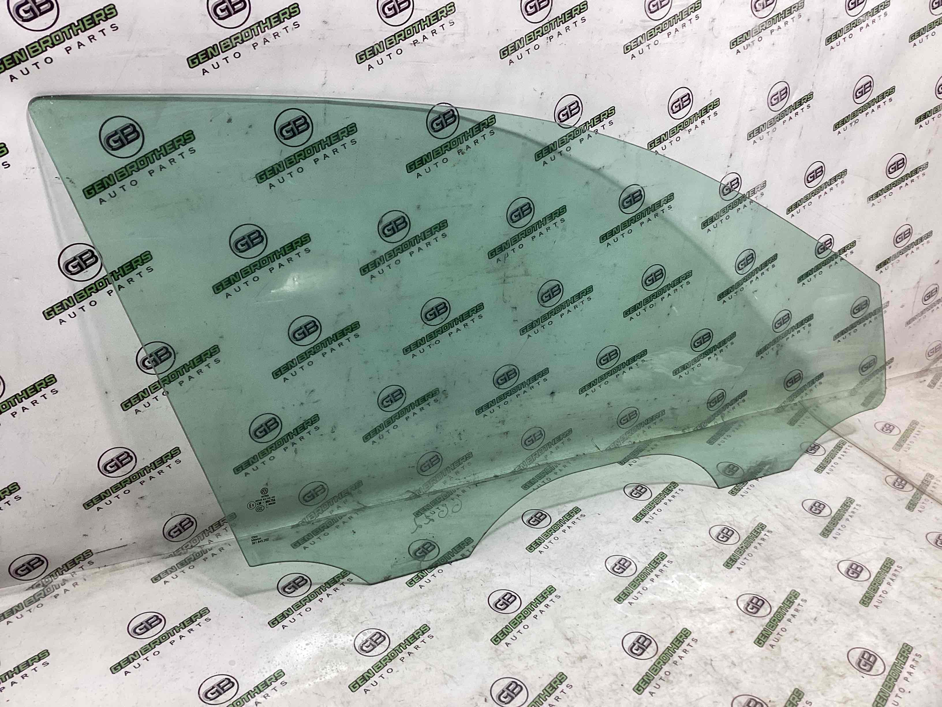 Скло переднє праве