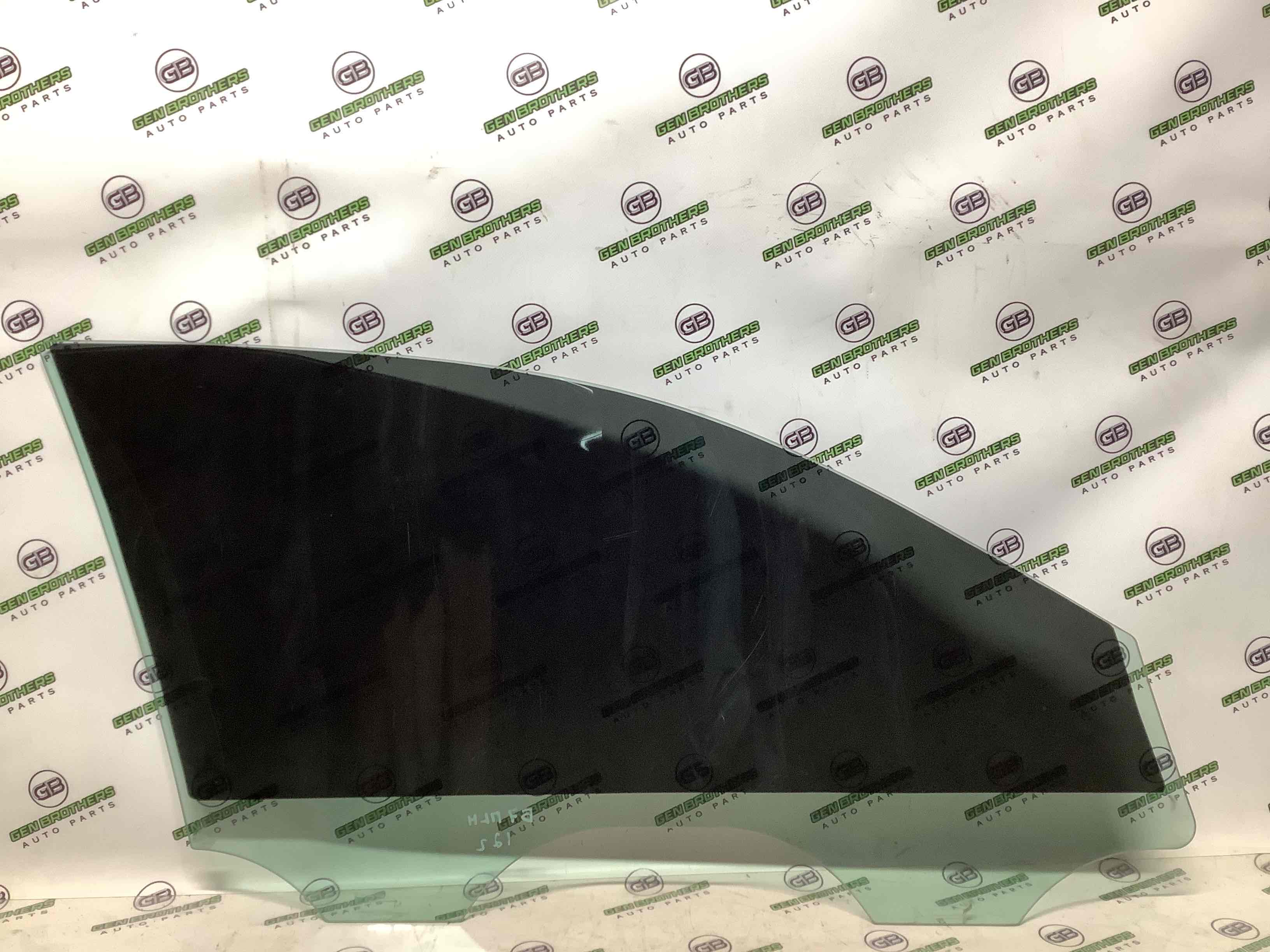 Скло переднє ліве