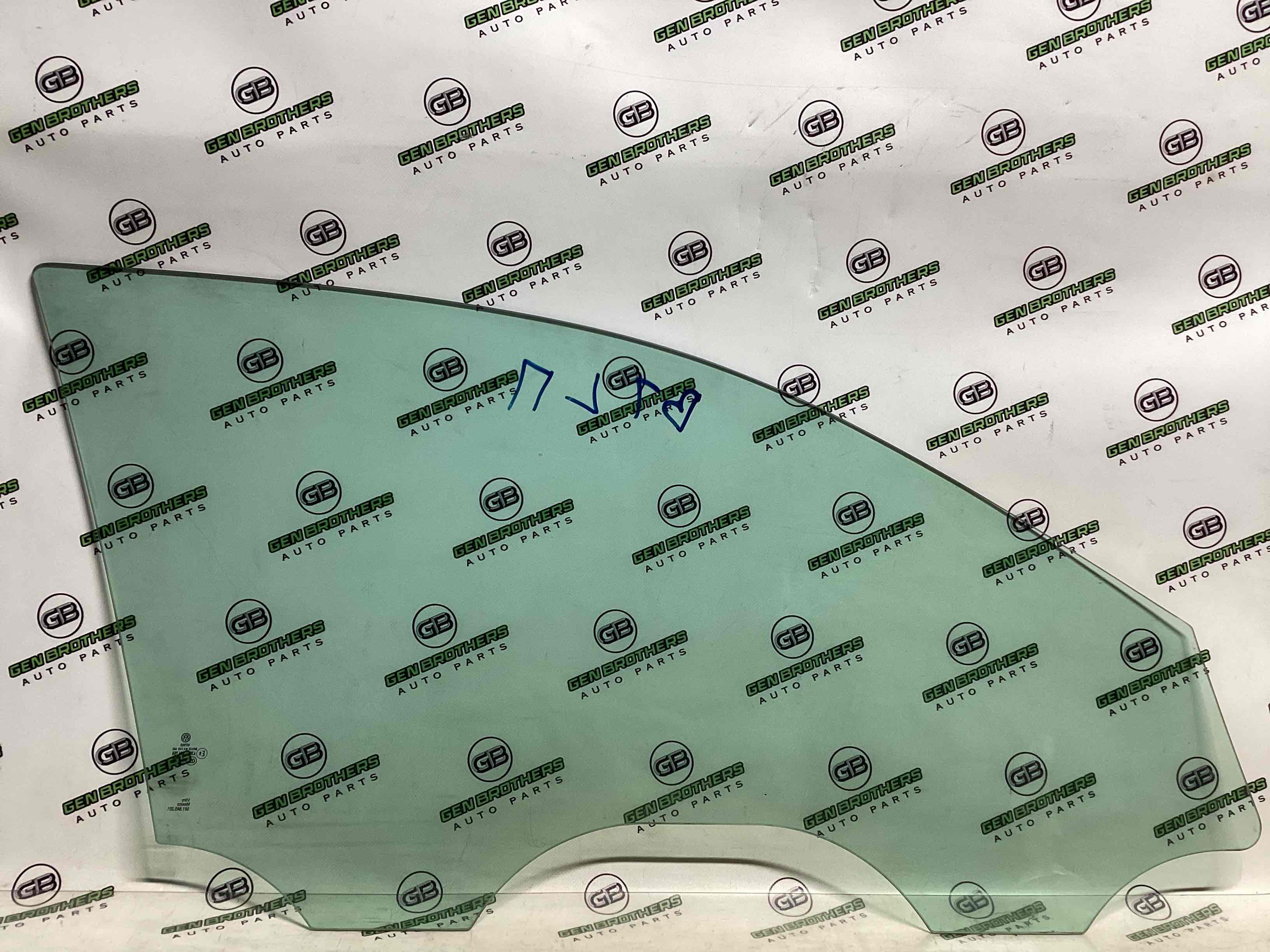 Скло переднє ліве