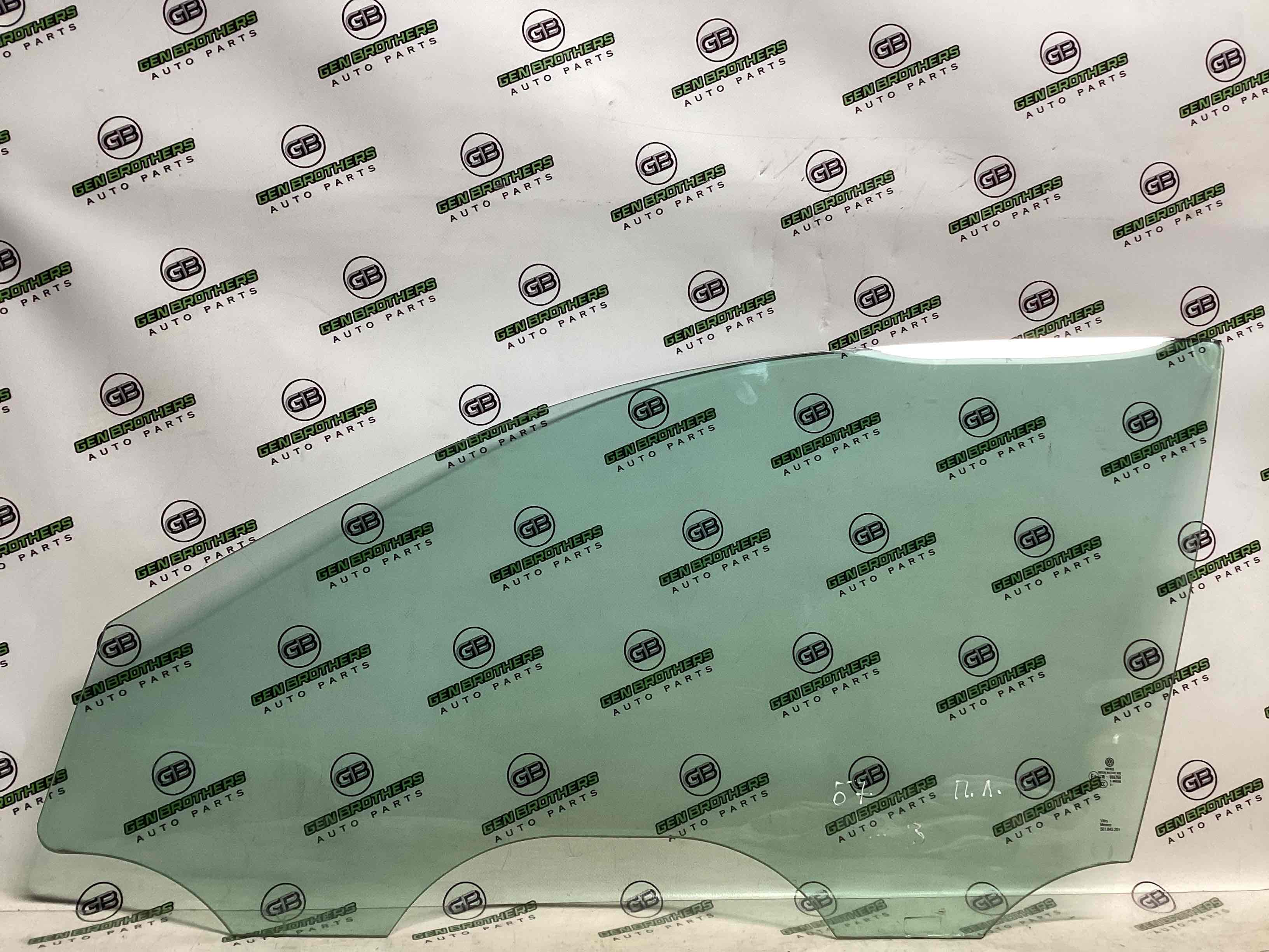 Скло переднє ліве