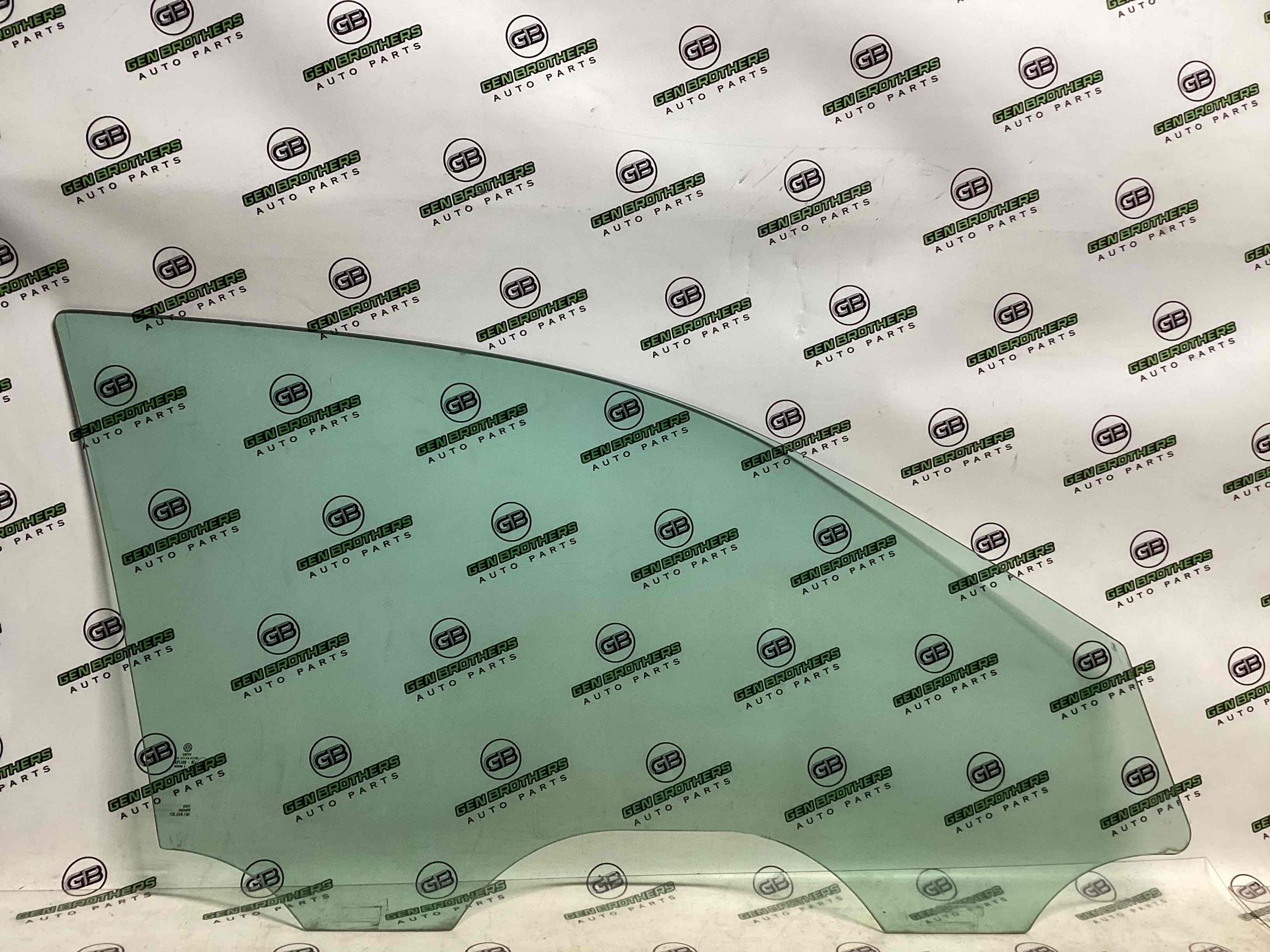 Скло переднє ліве