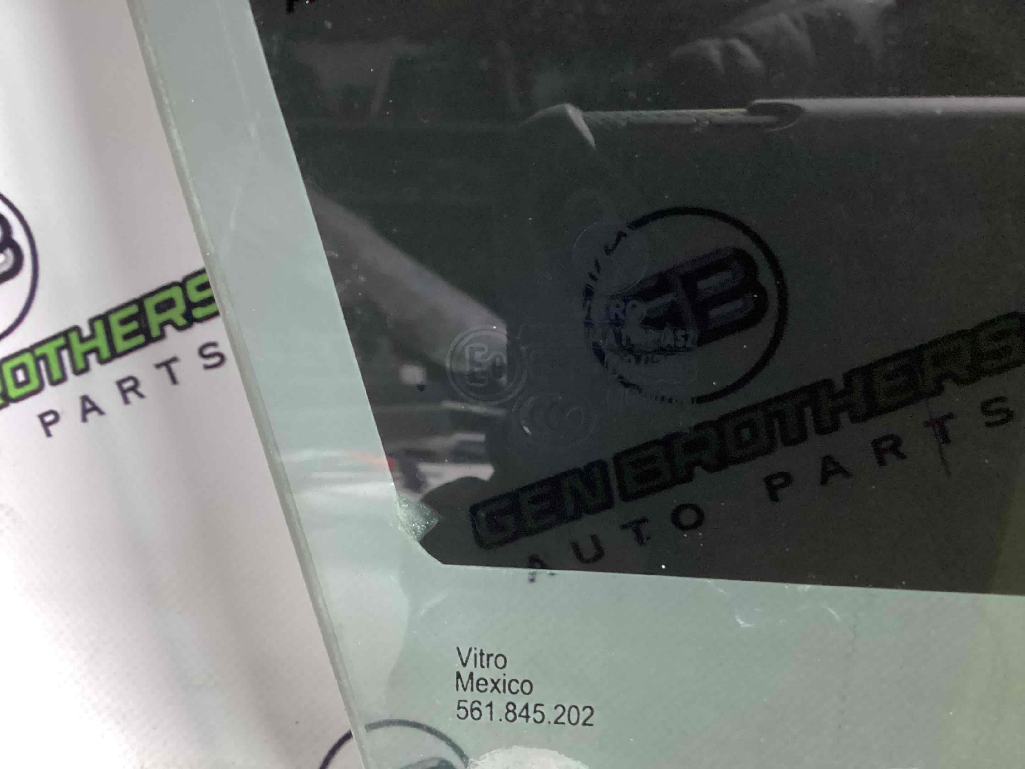 Скло переднє праве