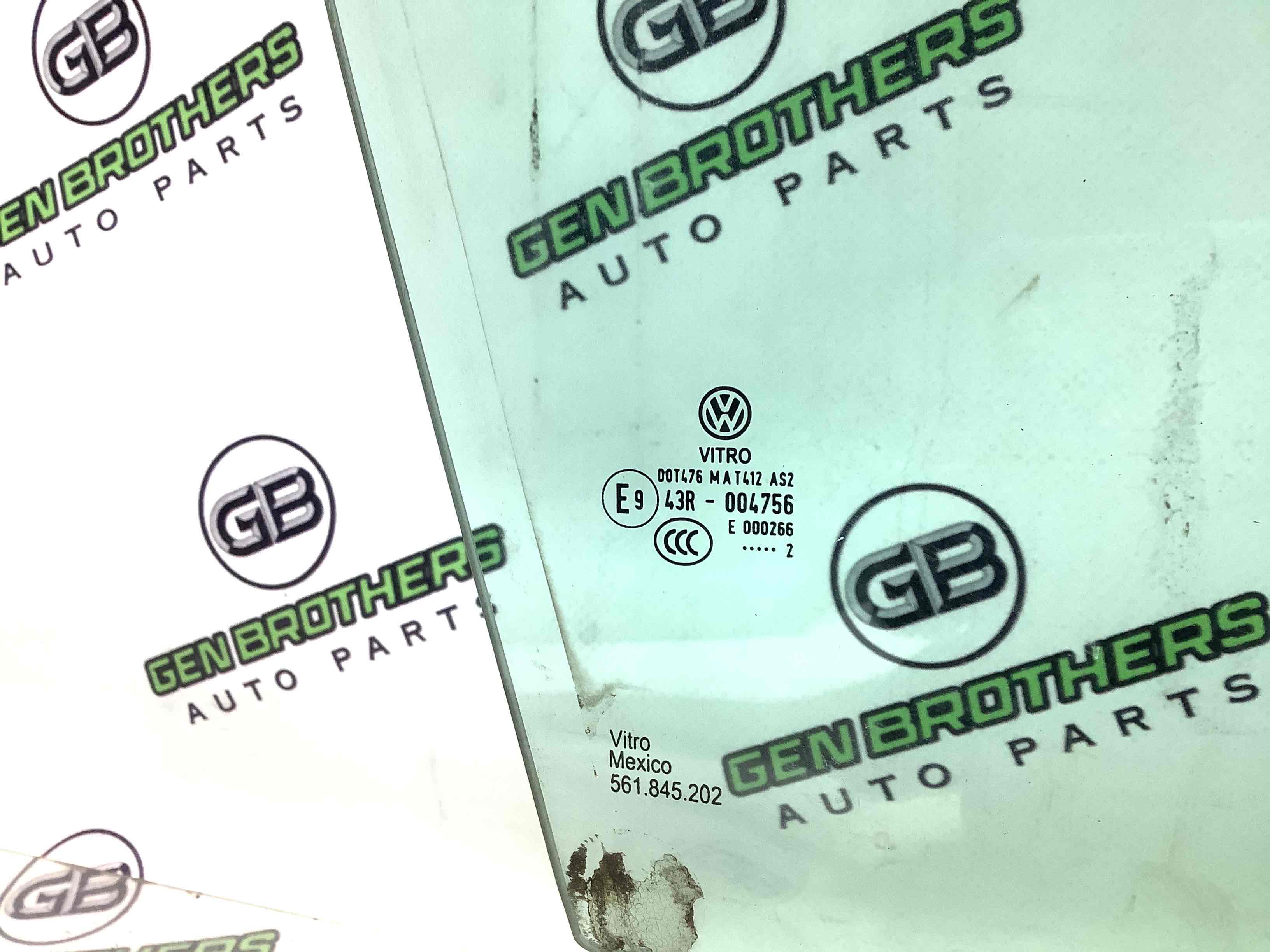 Скло переднє праве