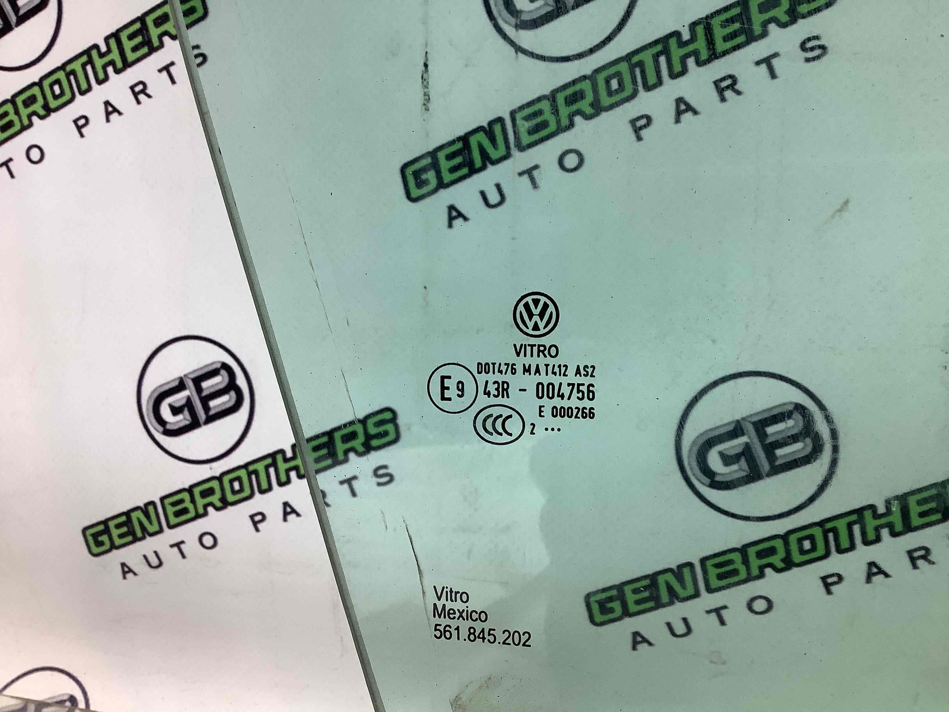 Скло переднє праве