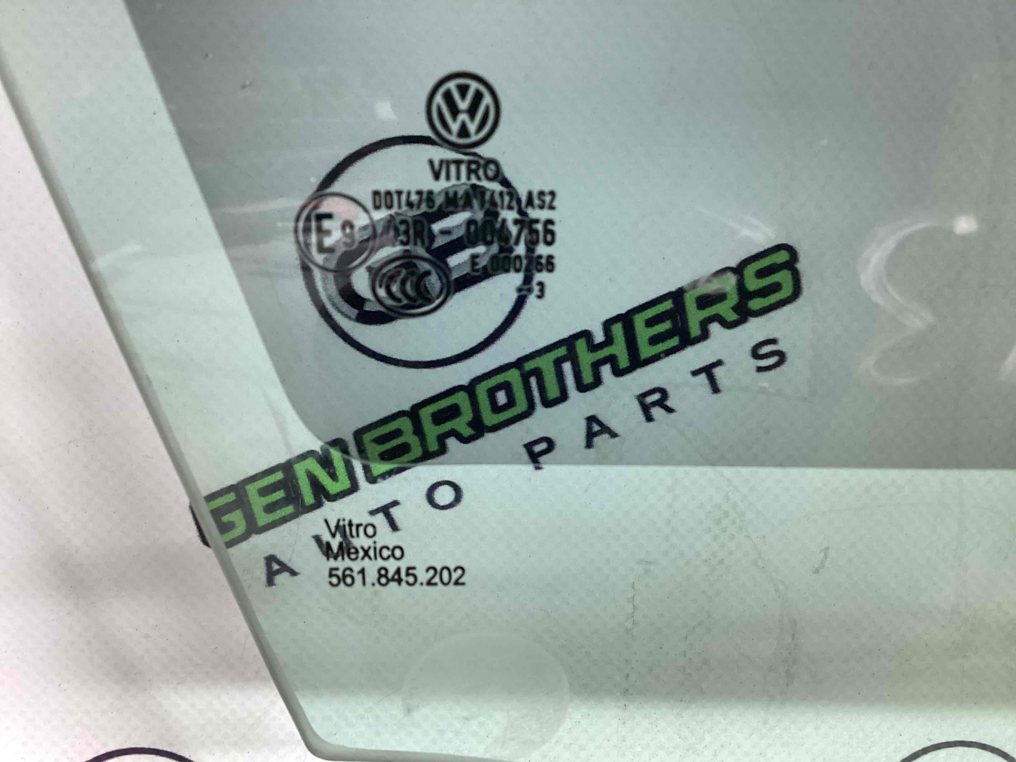 Скло переднє праве