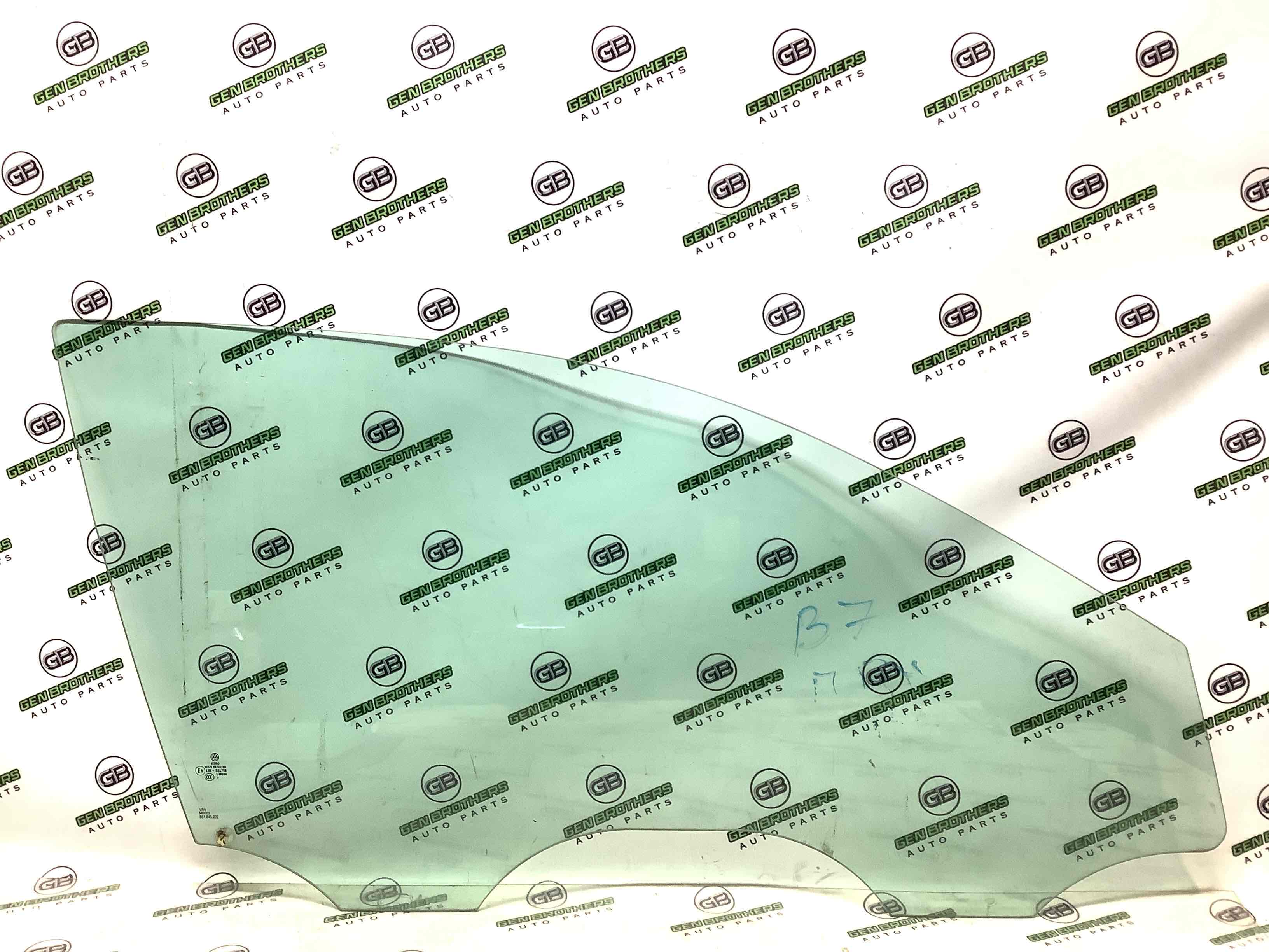 Скло переднє праве