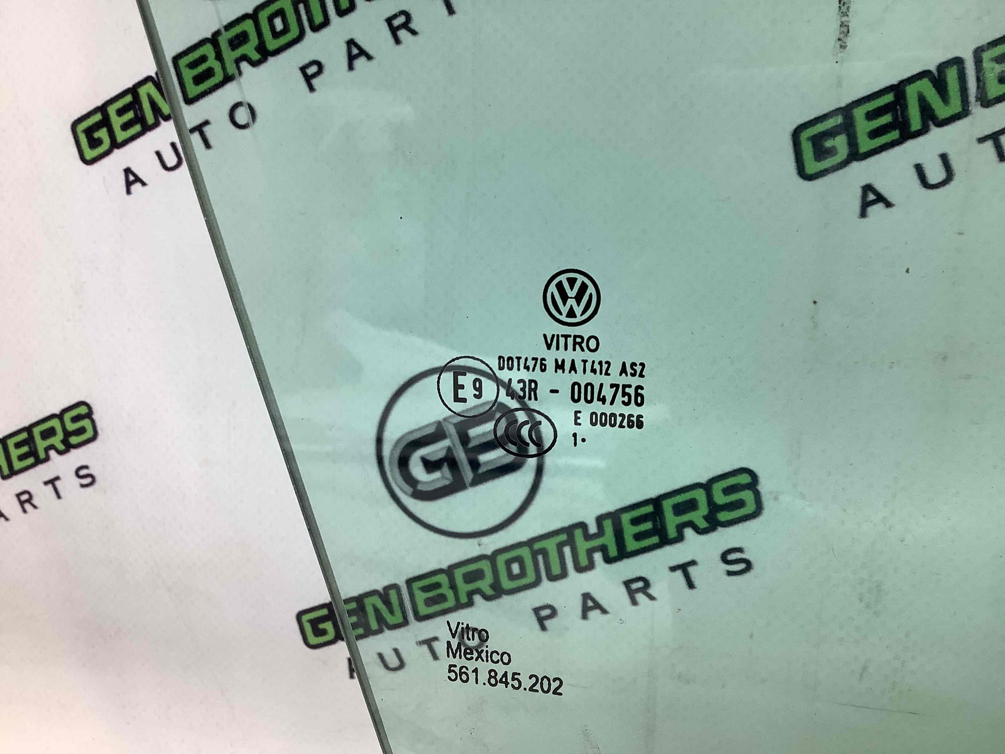 Скло переднє праве