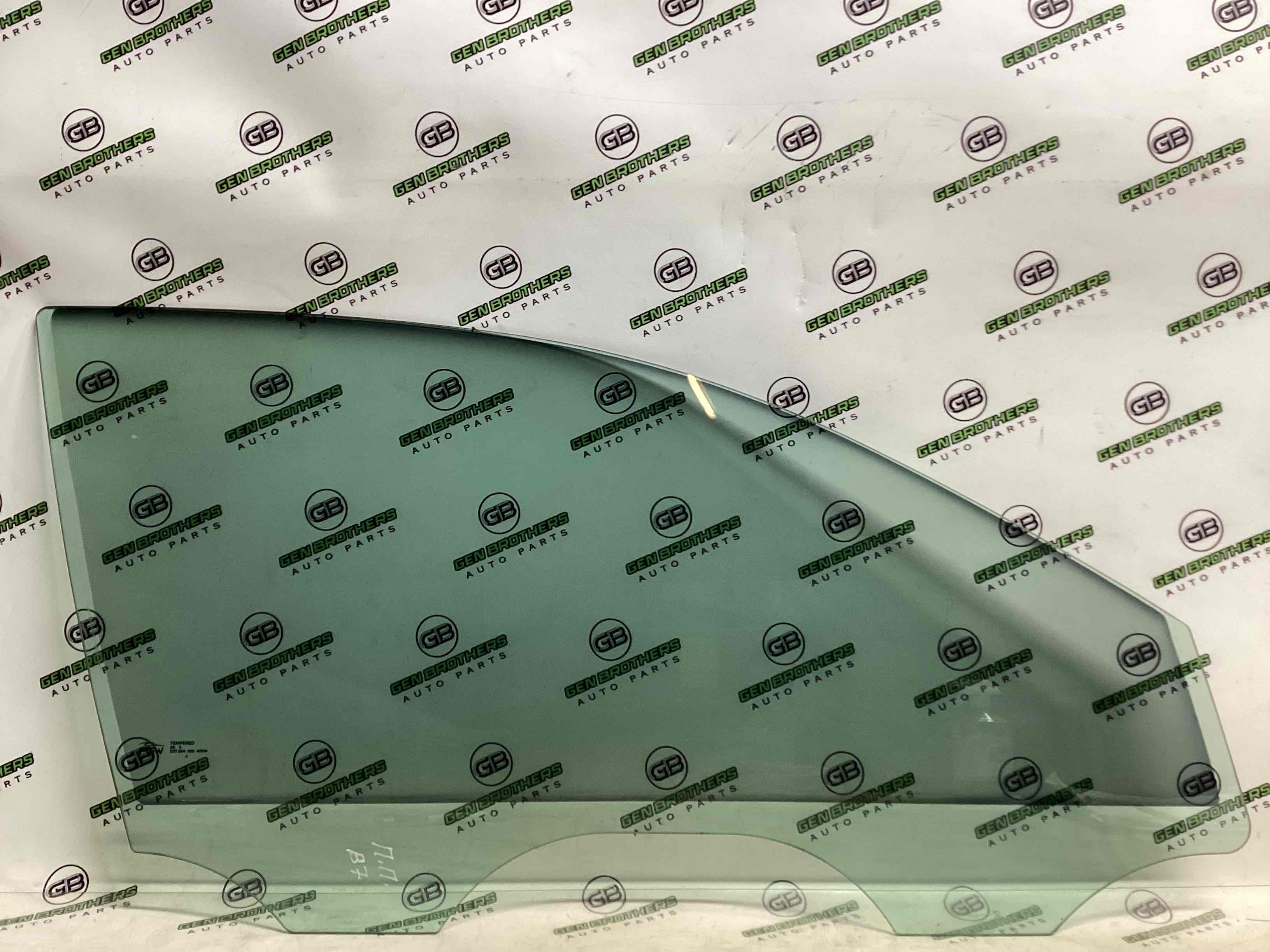 Скло переднє праве