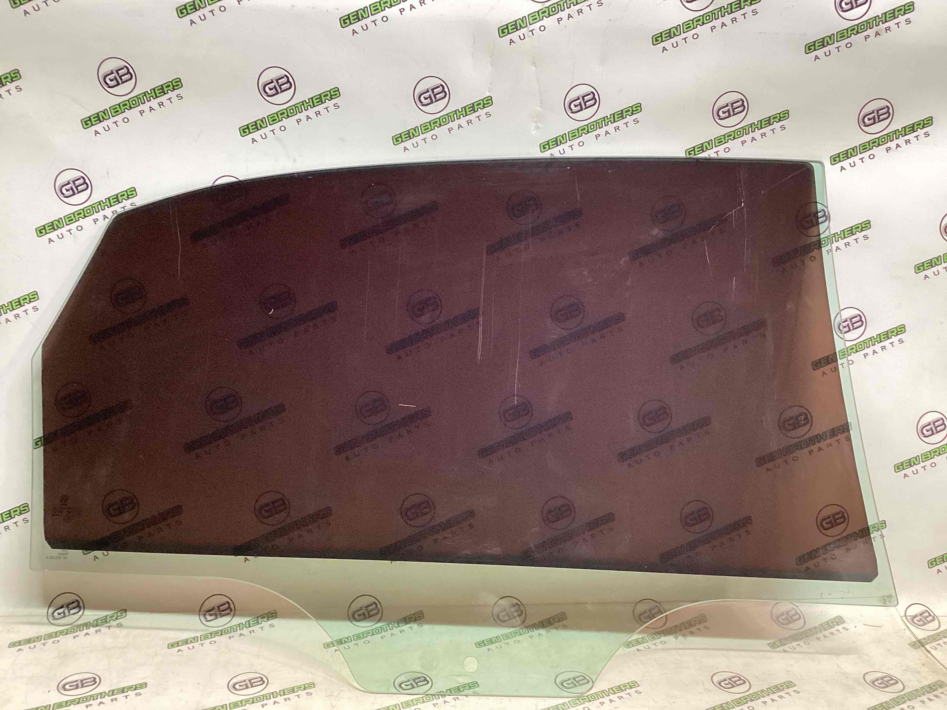 Скло заднє ліве