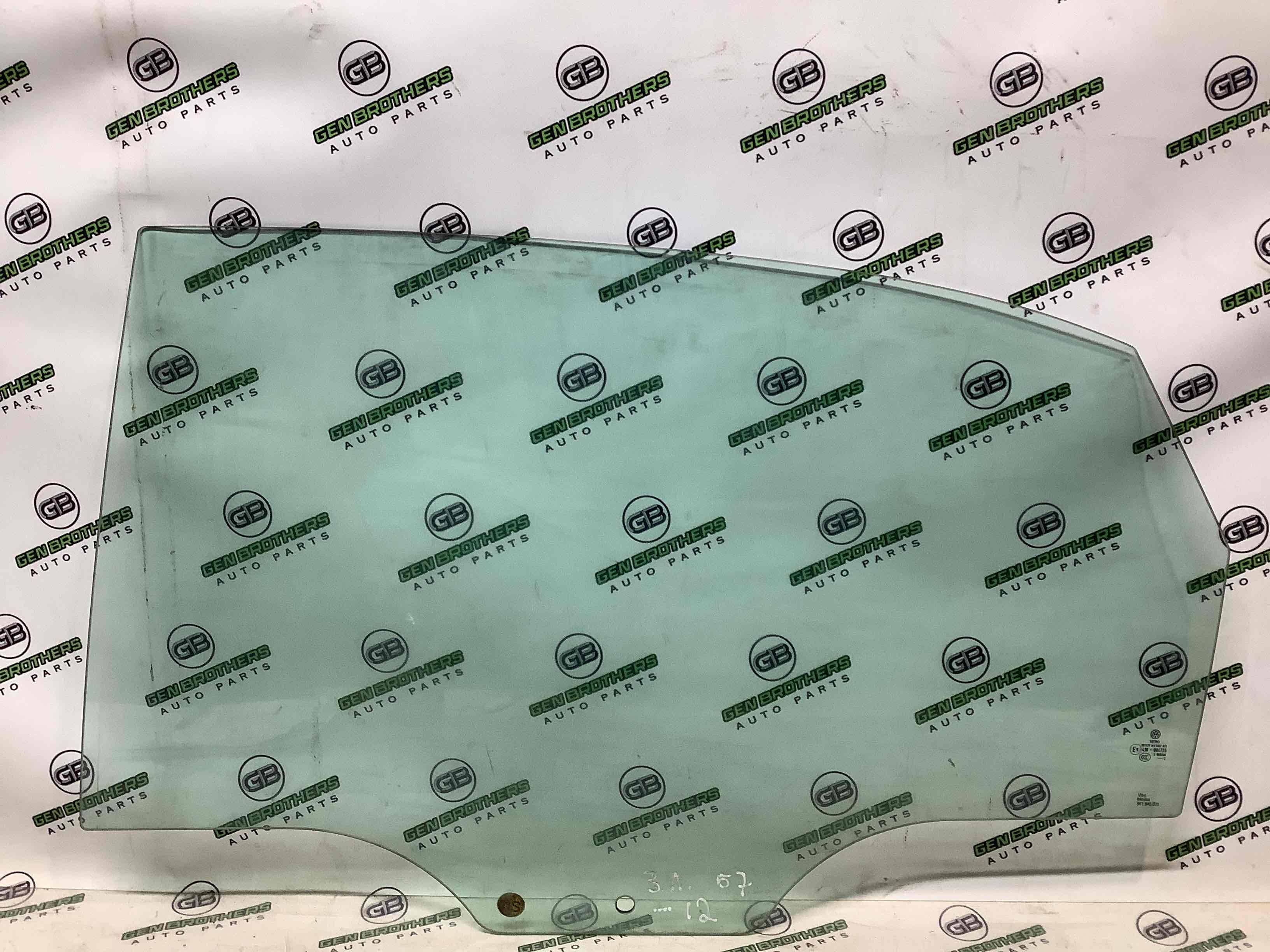 Скло заднє ліве