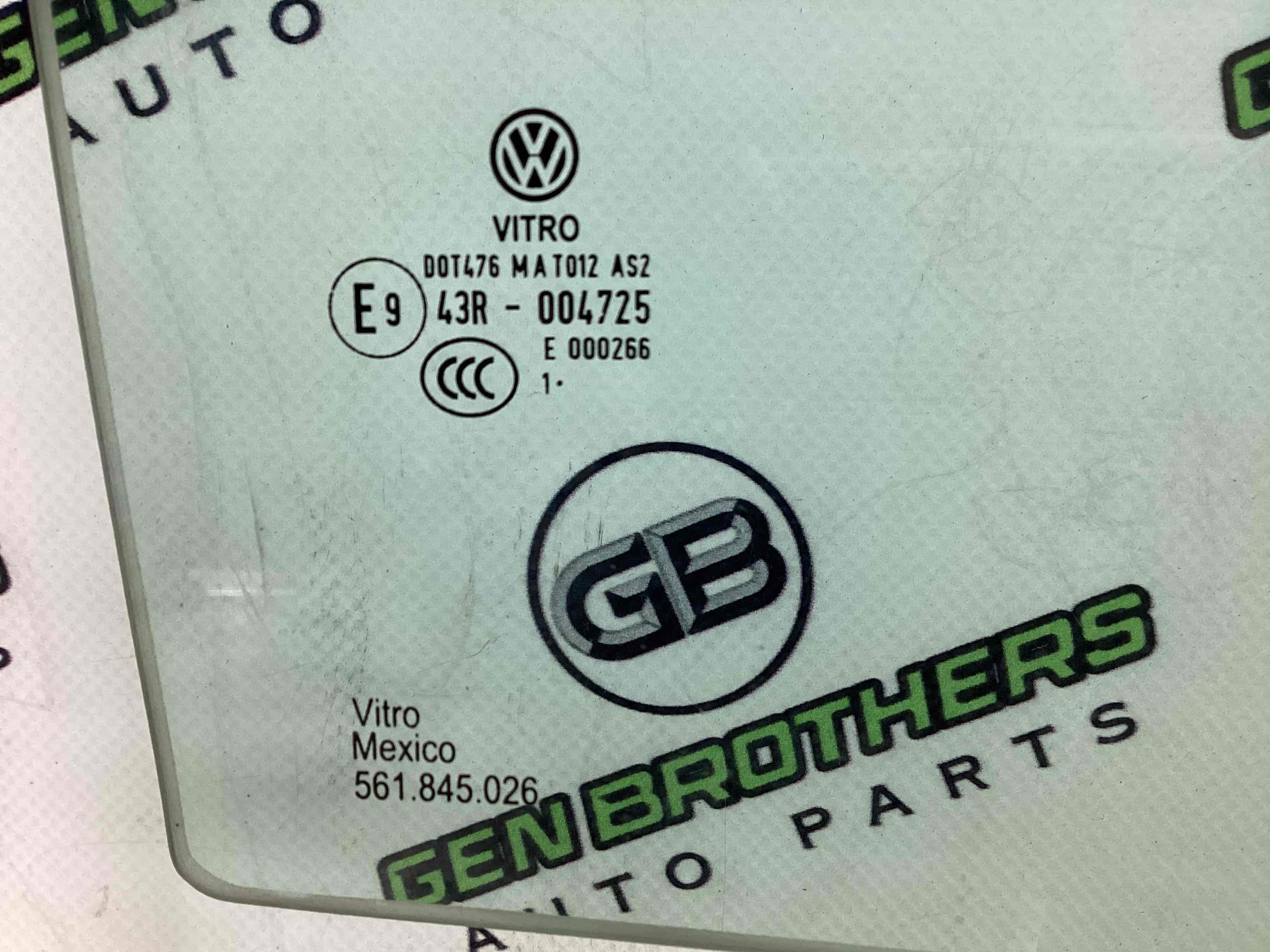 Скло заднє праве