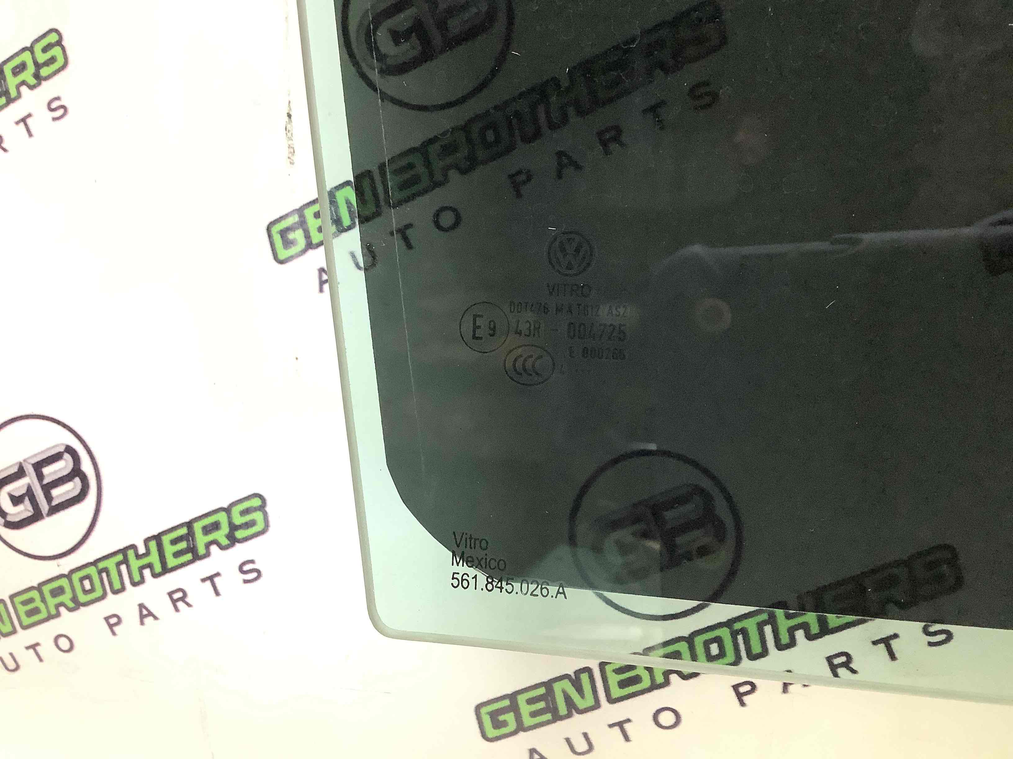 Скло заднє праве