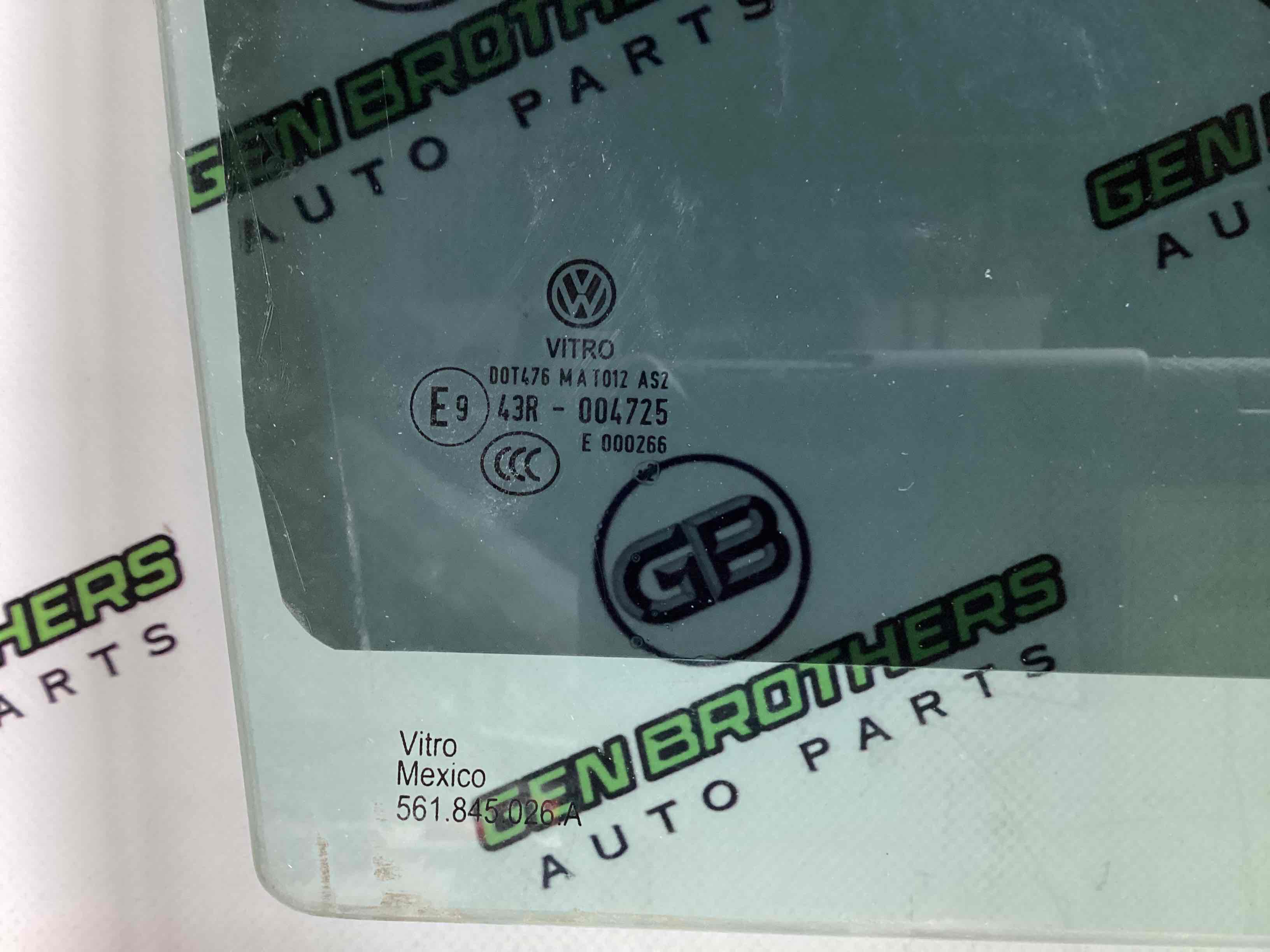 Скло заднє праве