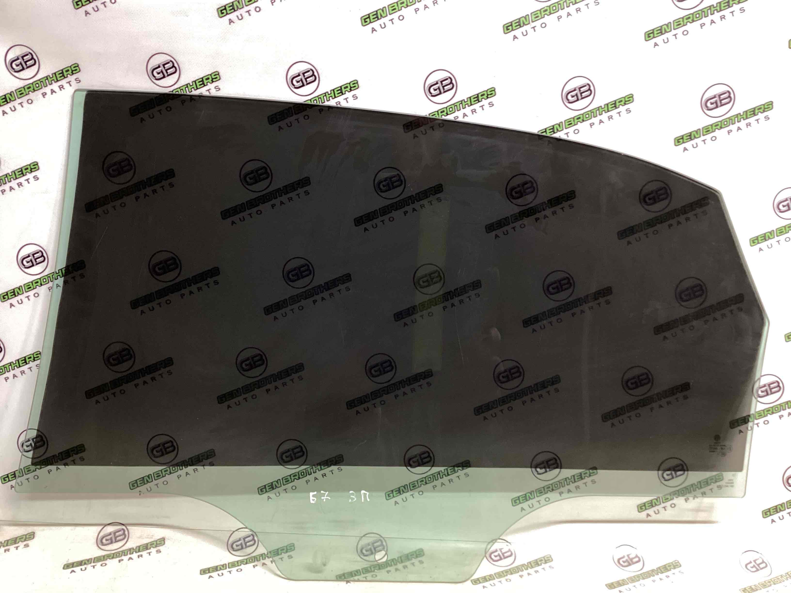 Скло заднє праве