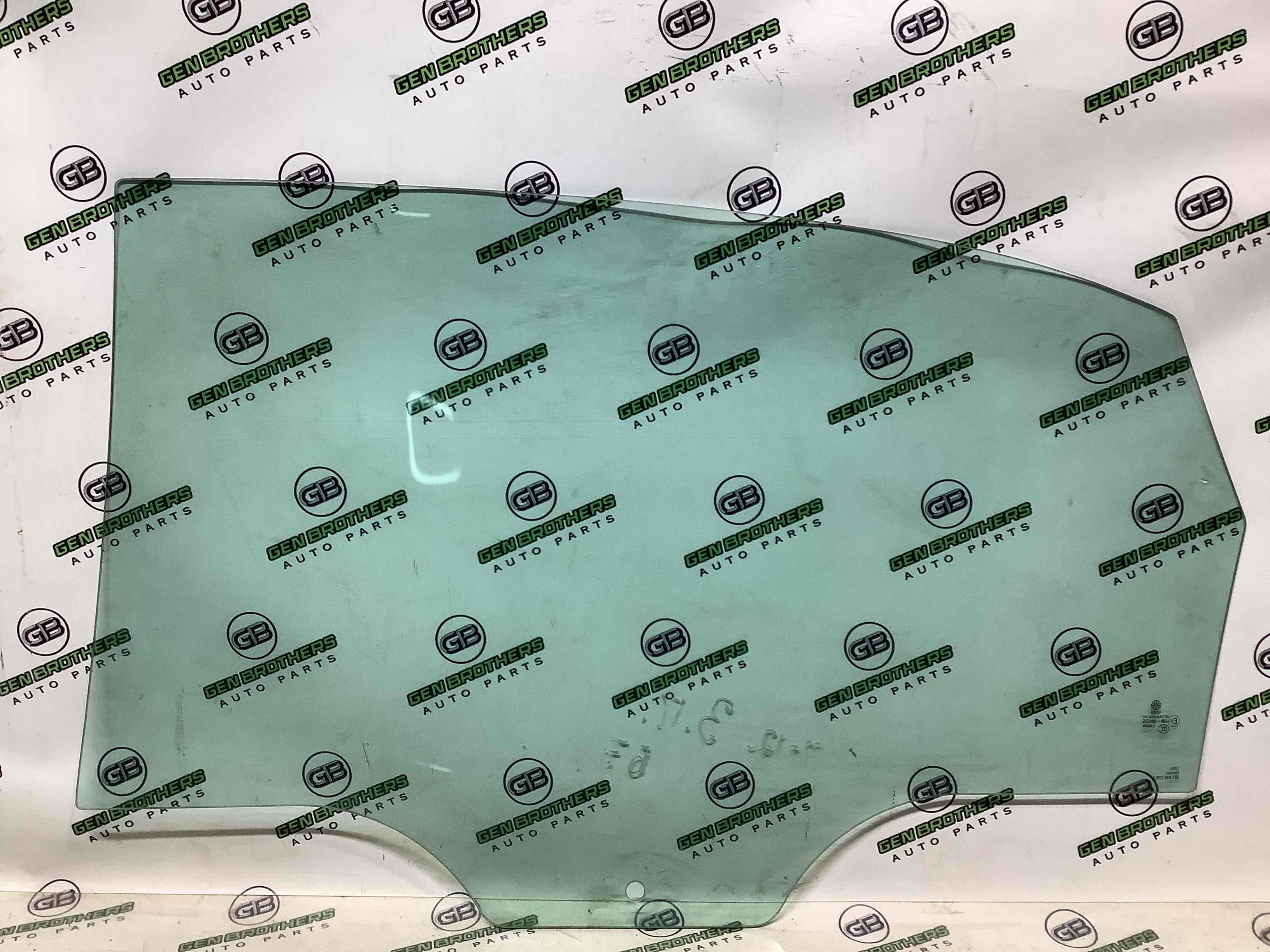 Скло заднє праве