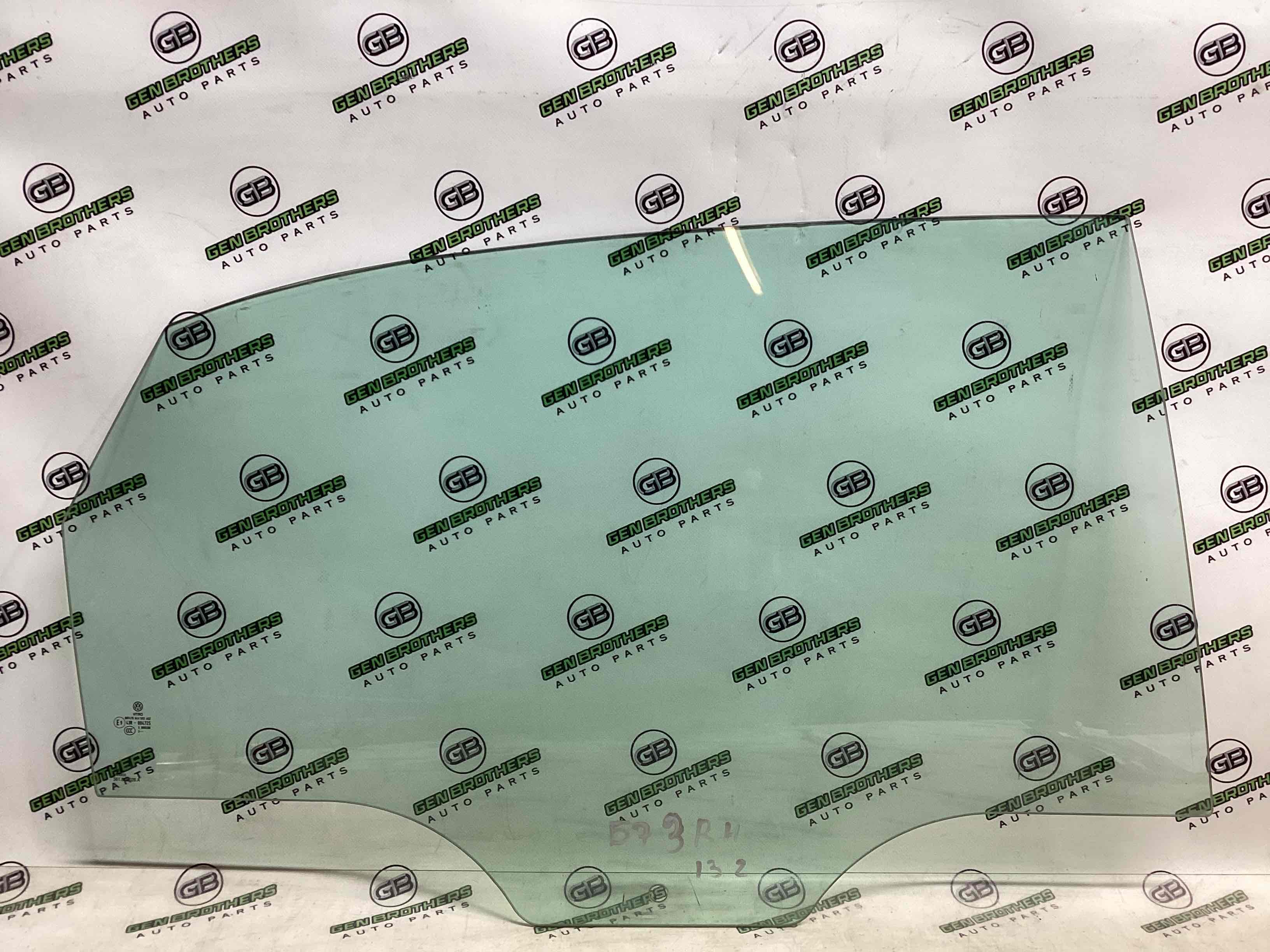 Скло заднє праве