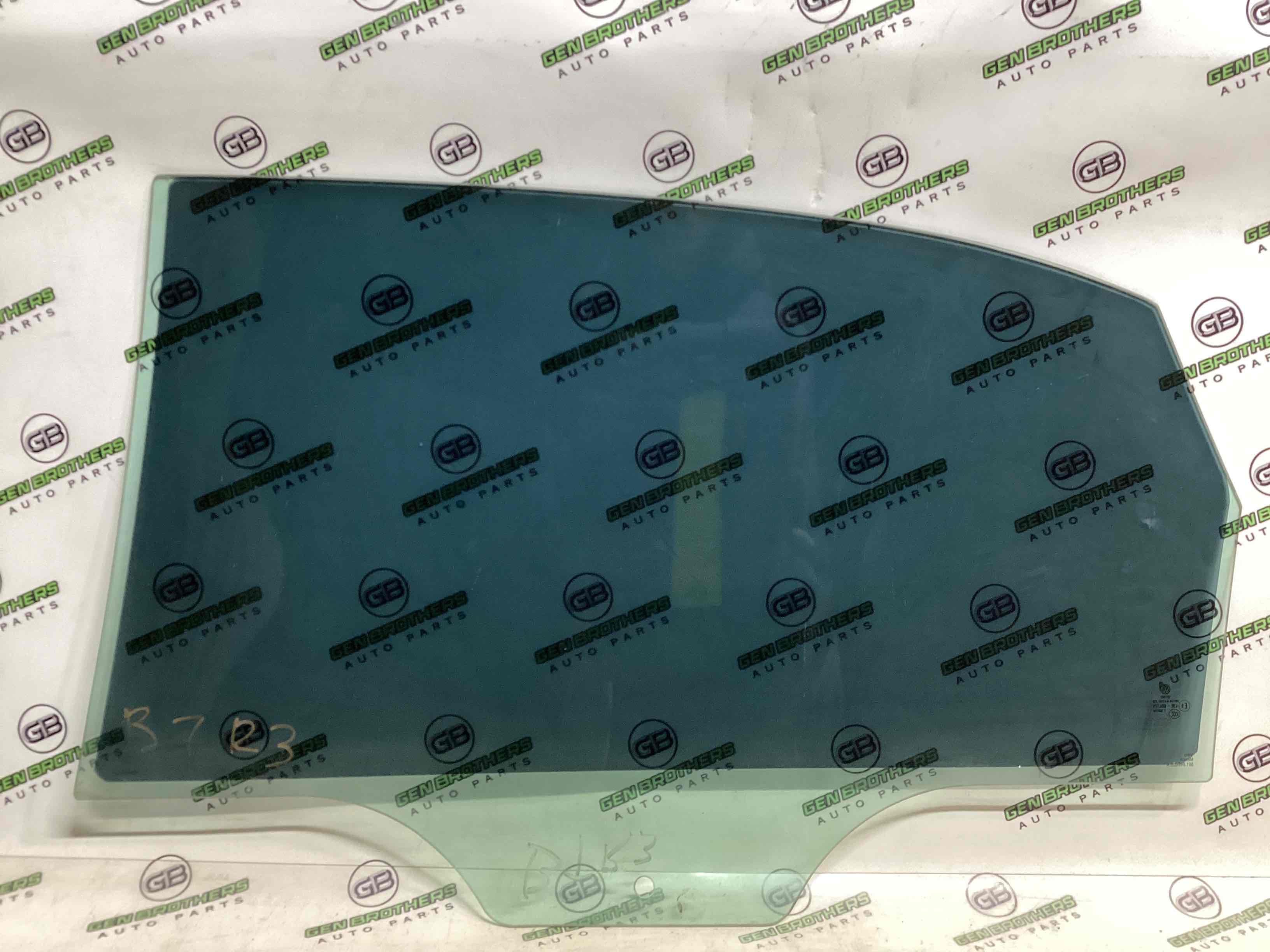 Скло заднє праве