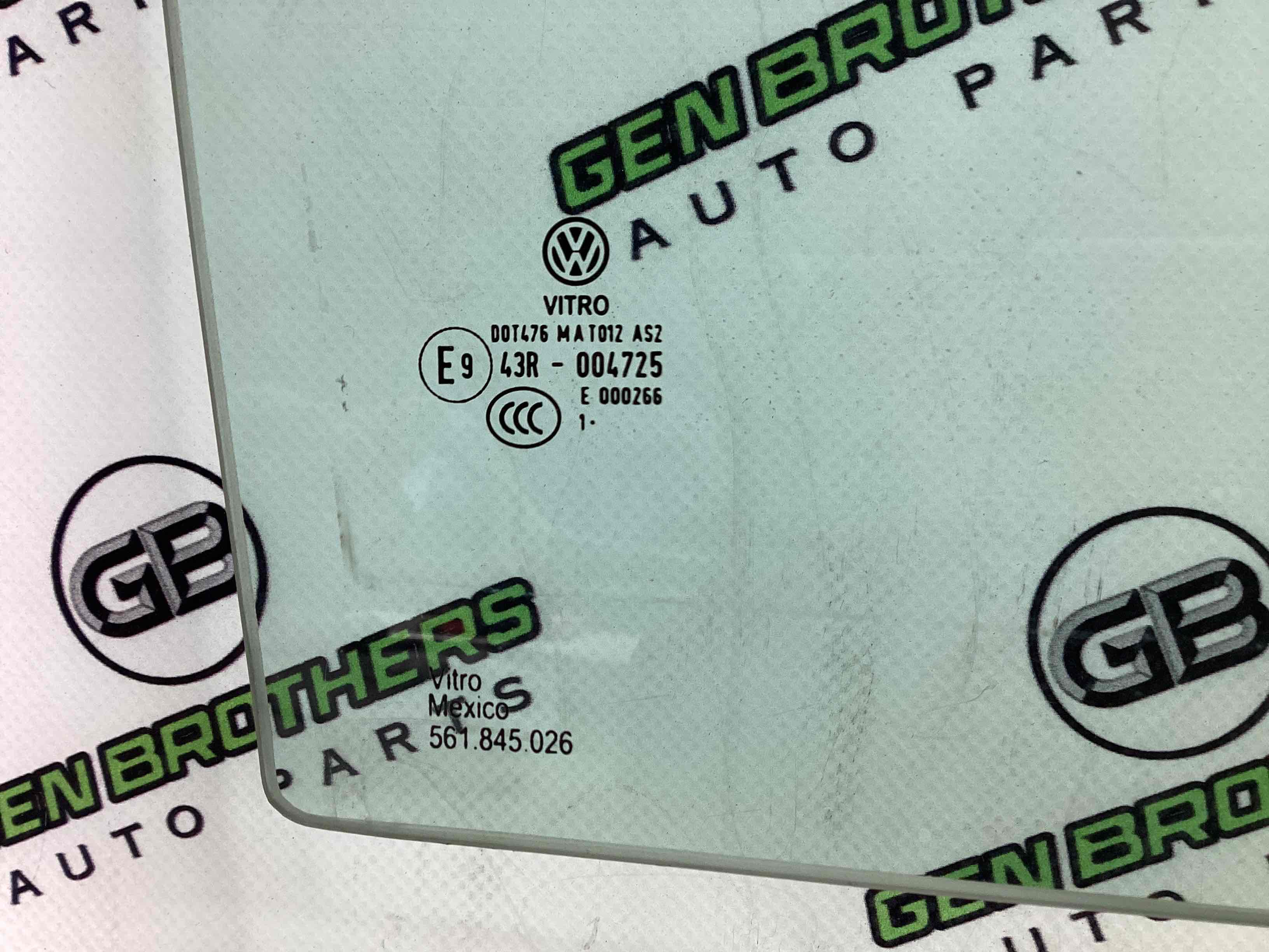 Скло заднє праве