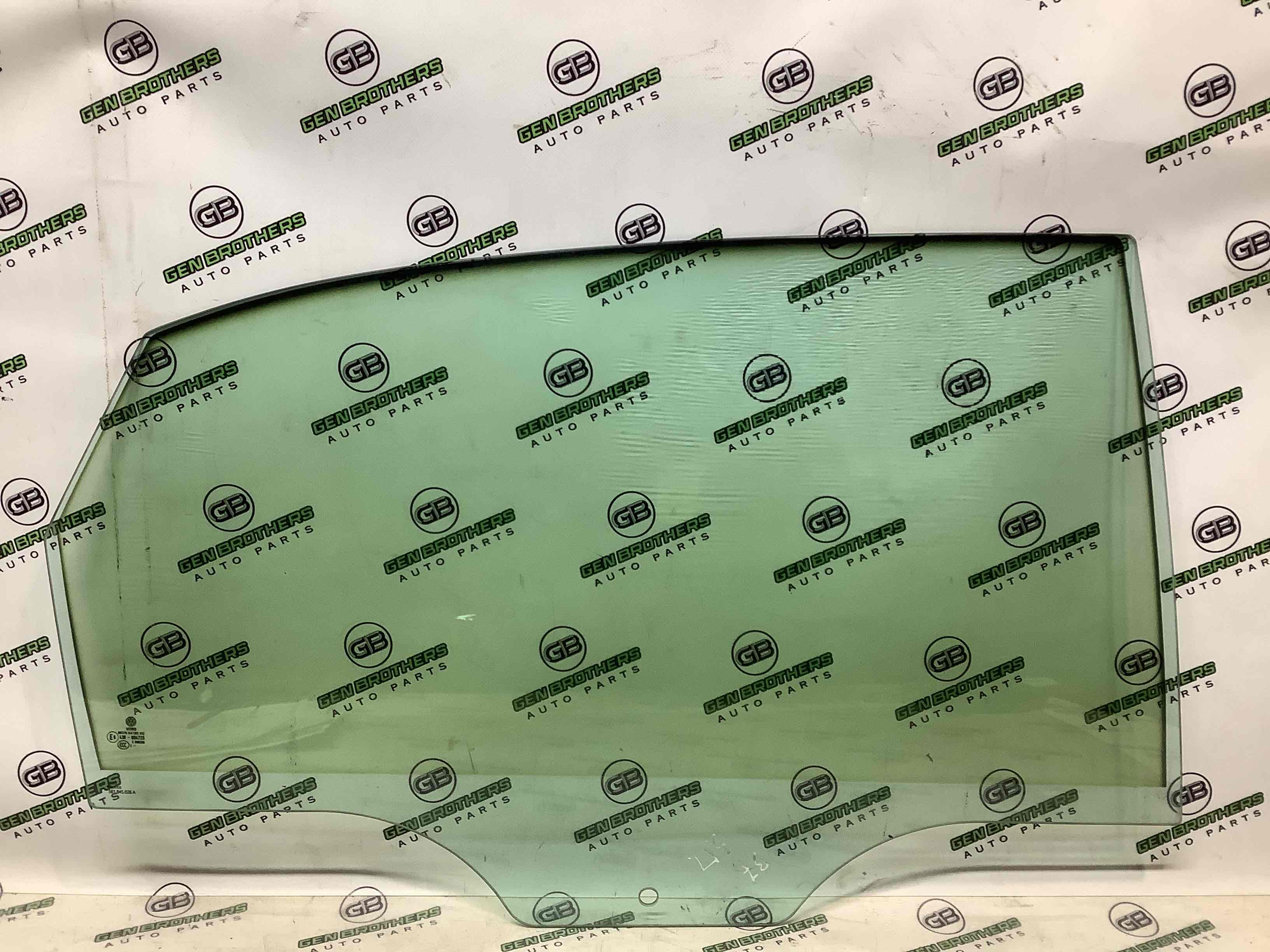 Скло заднє праве