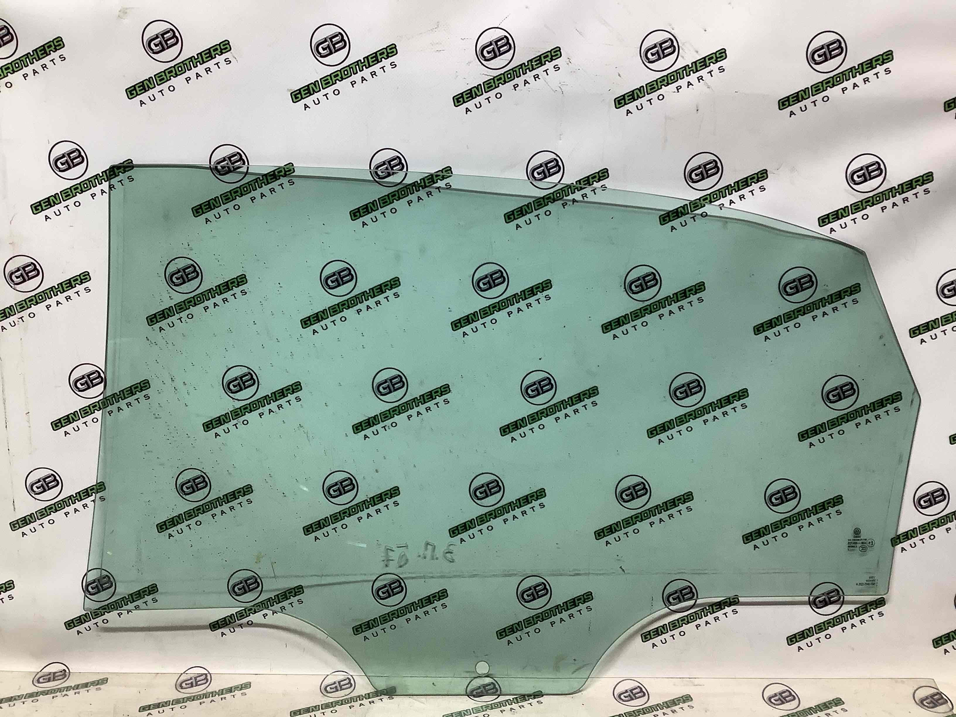 Скло заднє праве