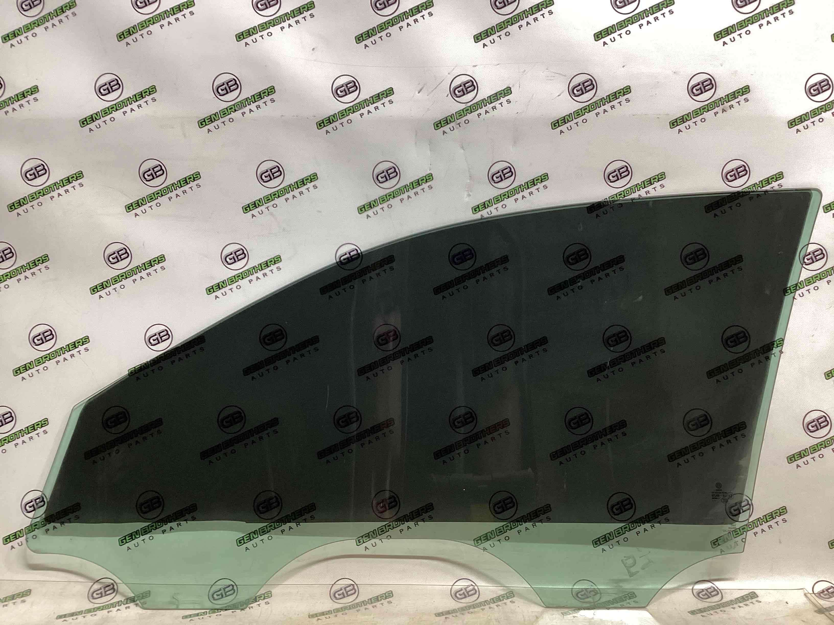 Скло переднє праве