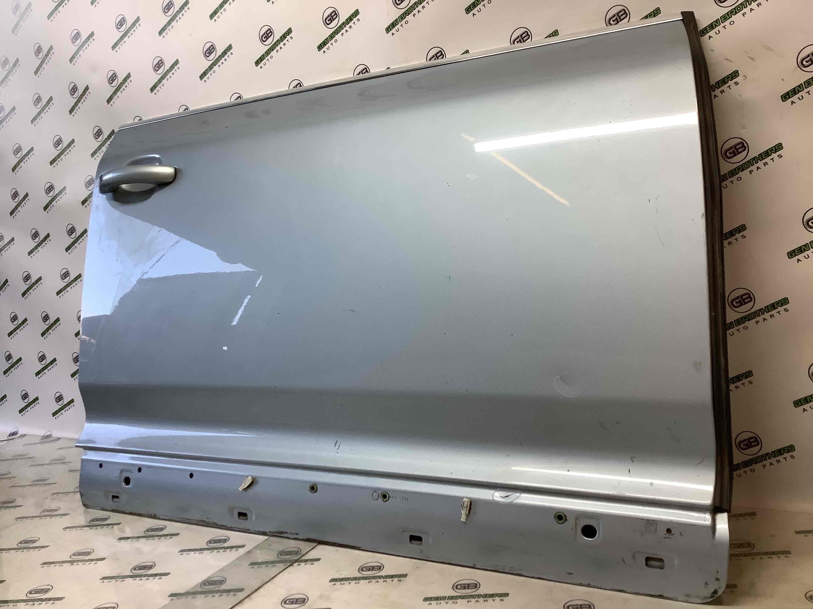 Двері передні права