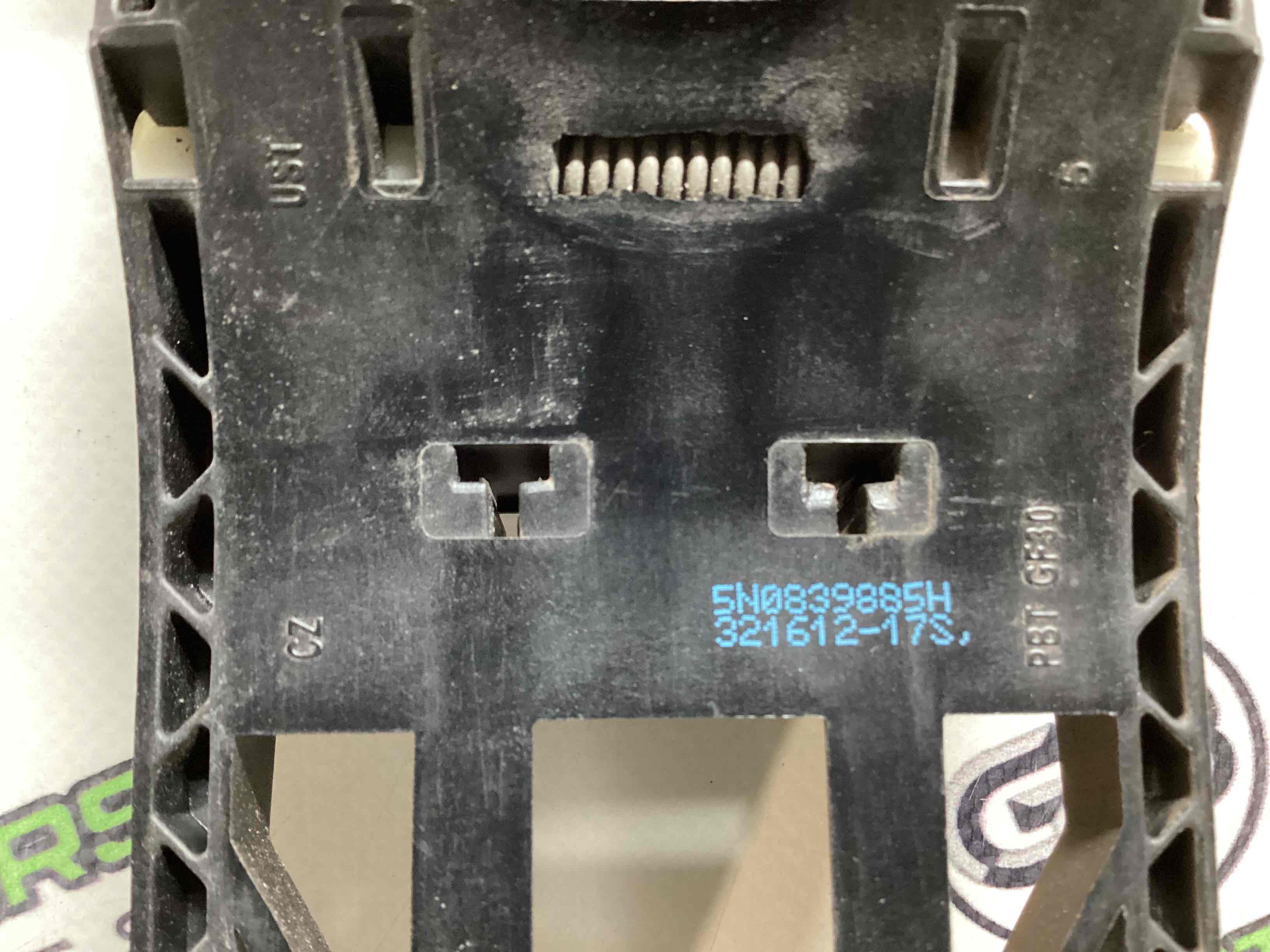 Кронштейн ручки дверей