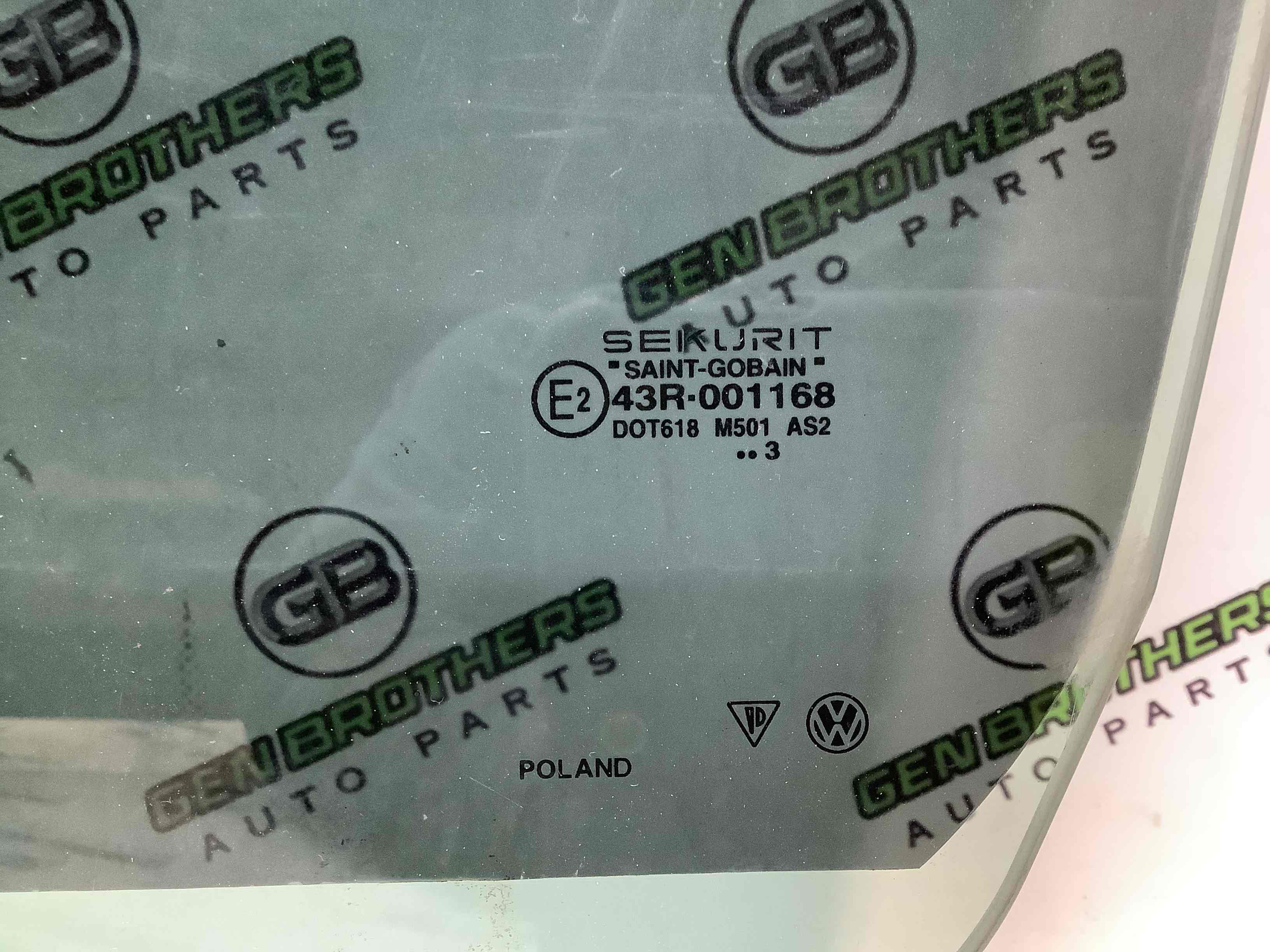 Скло переднє ліве