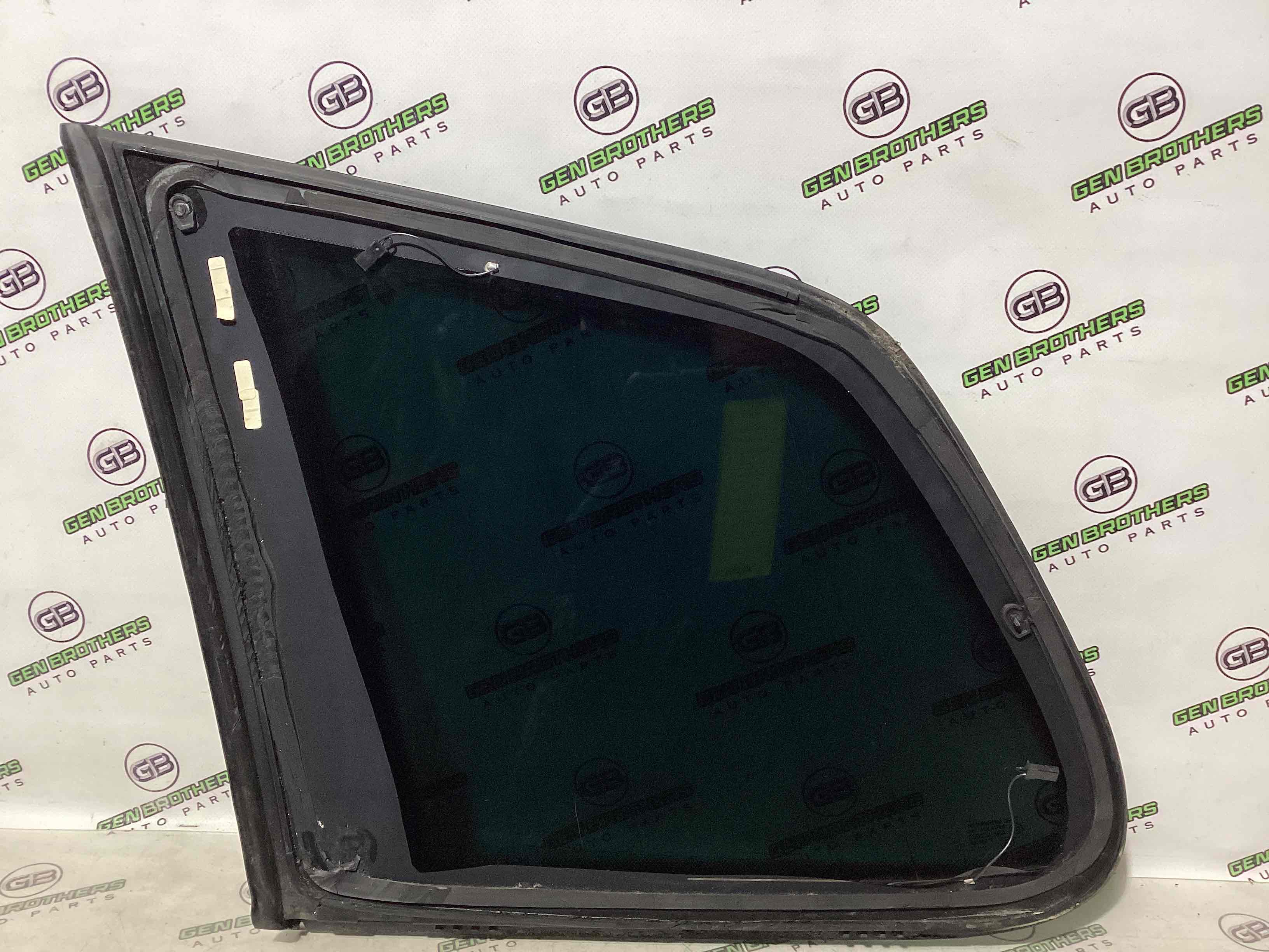 Скло кузовне бічне праве