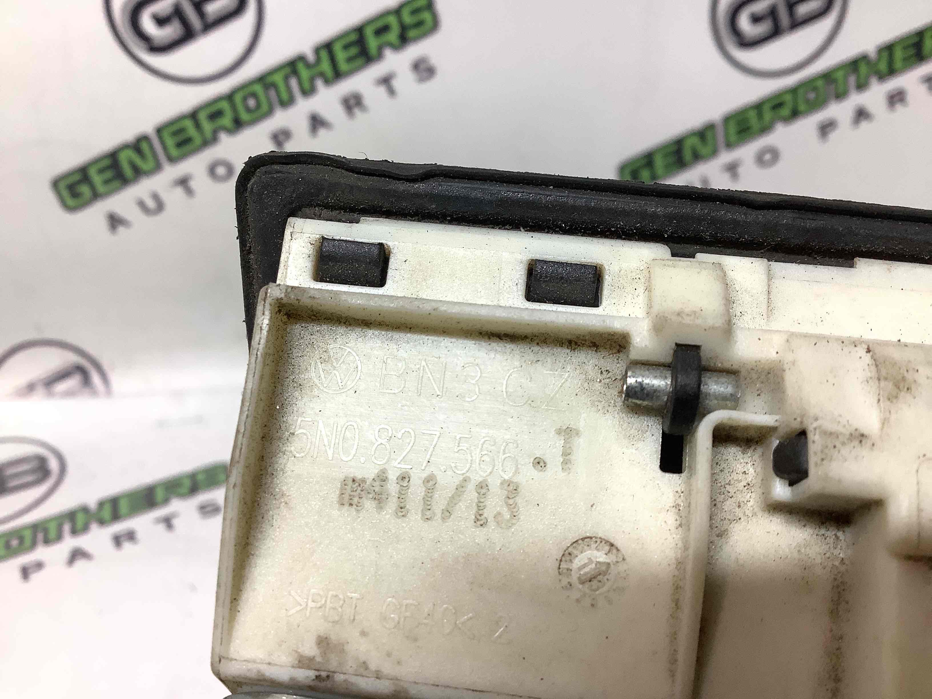 Кнопка відкриття багажника