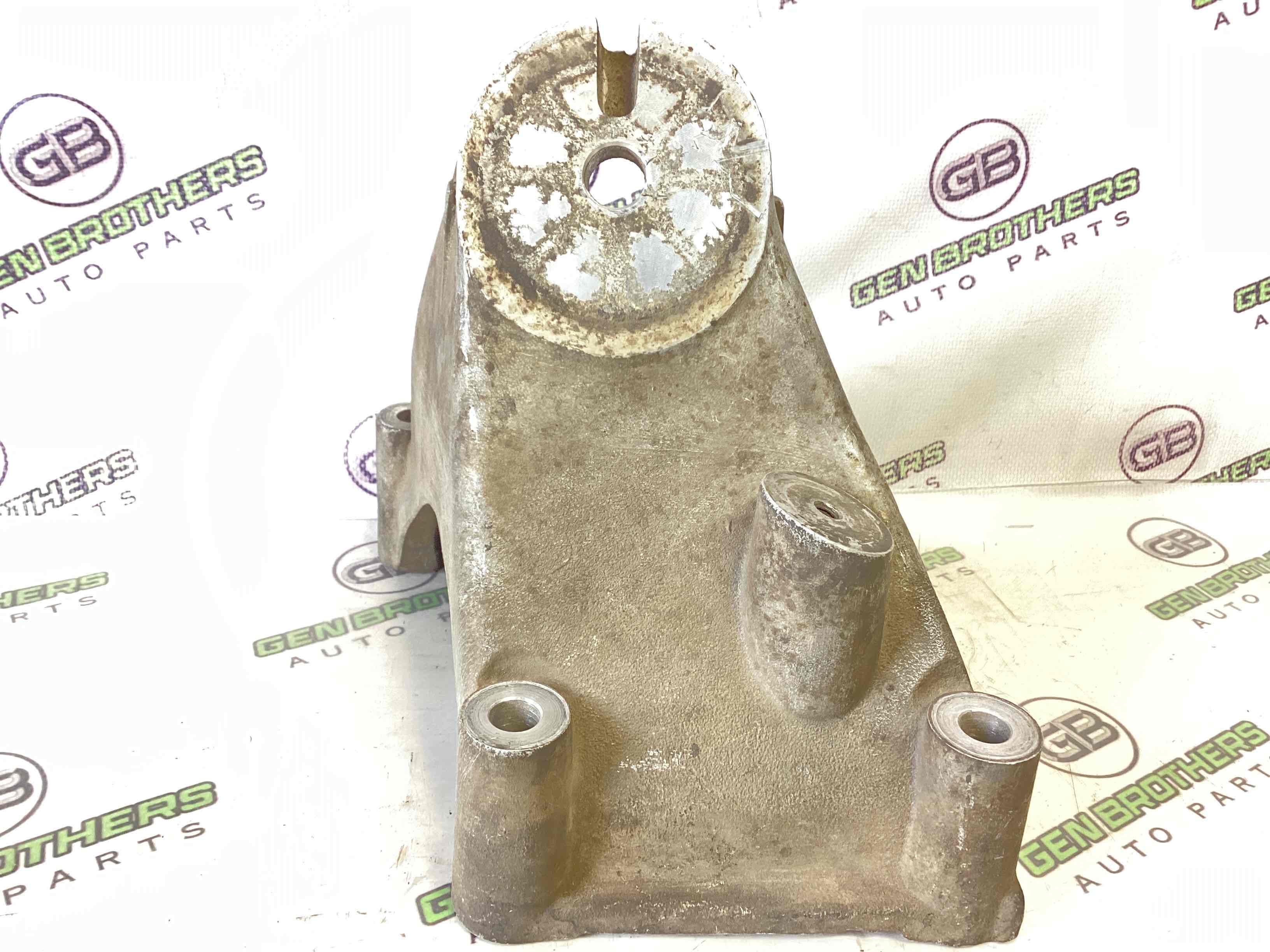 Кронштейн двигуна