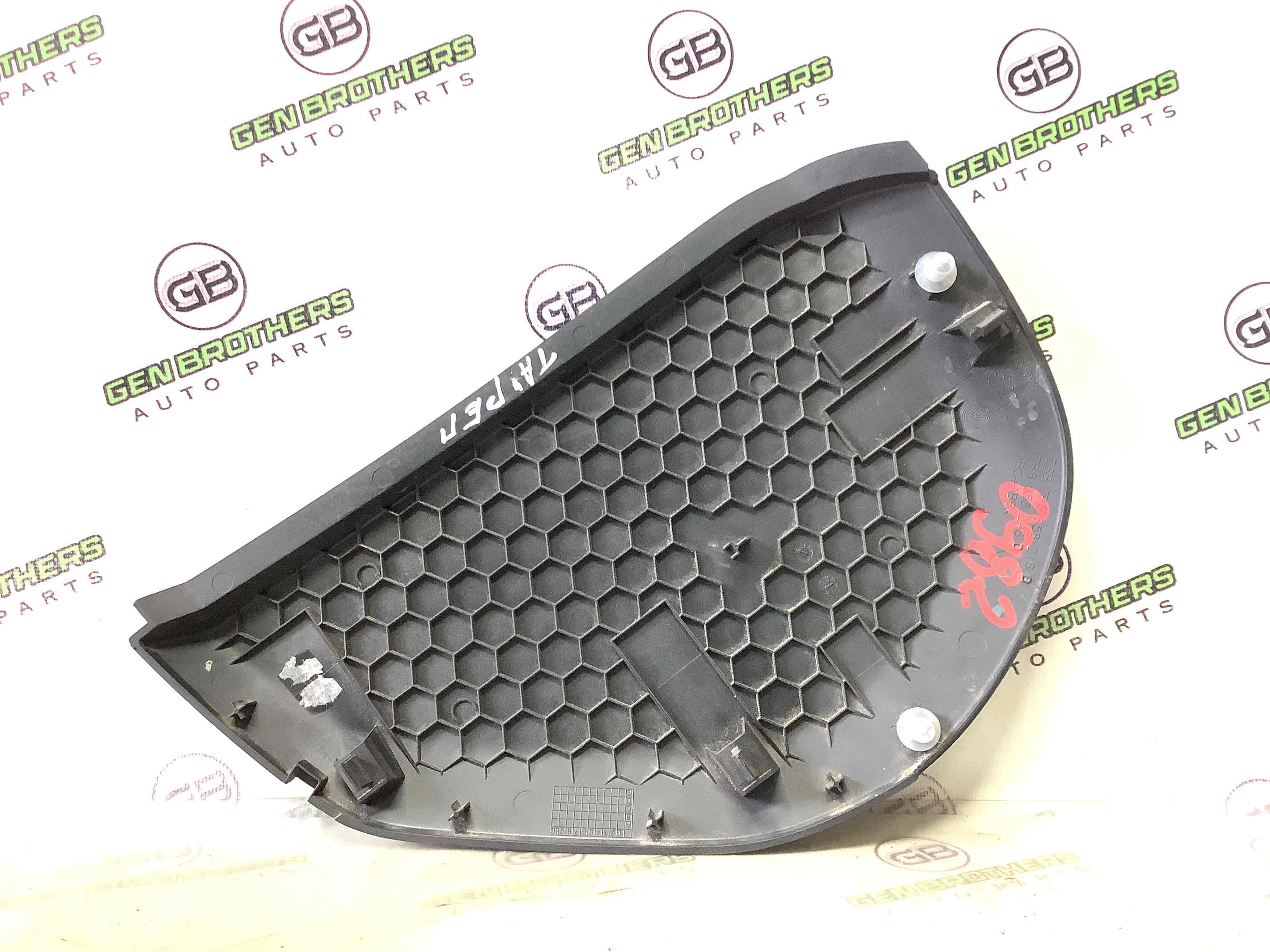 Обшивка панелі приладів торпедо