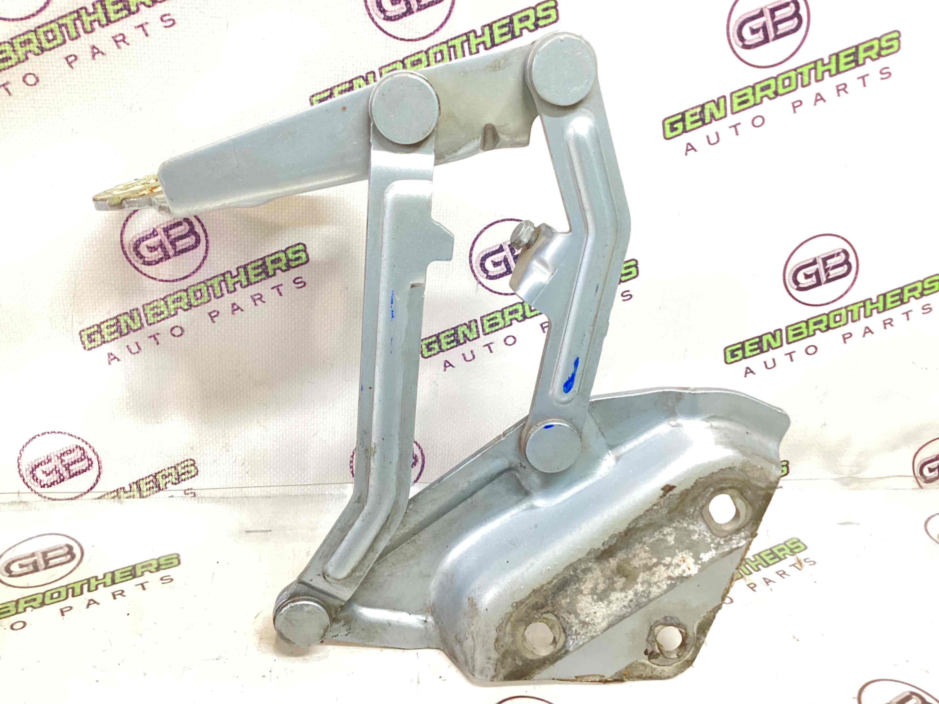 Петля капота, кронштейн капота