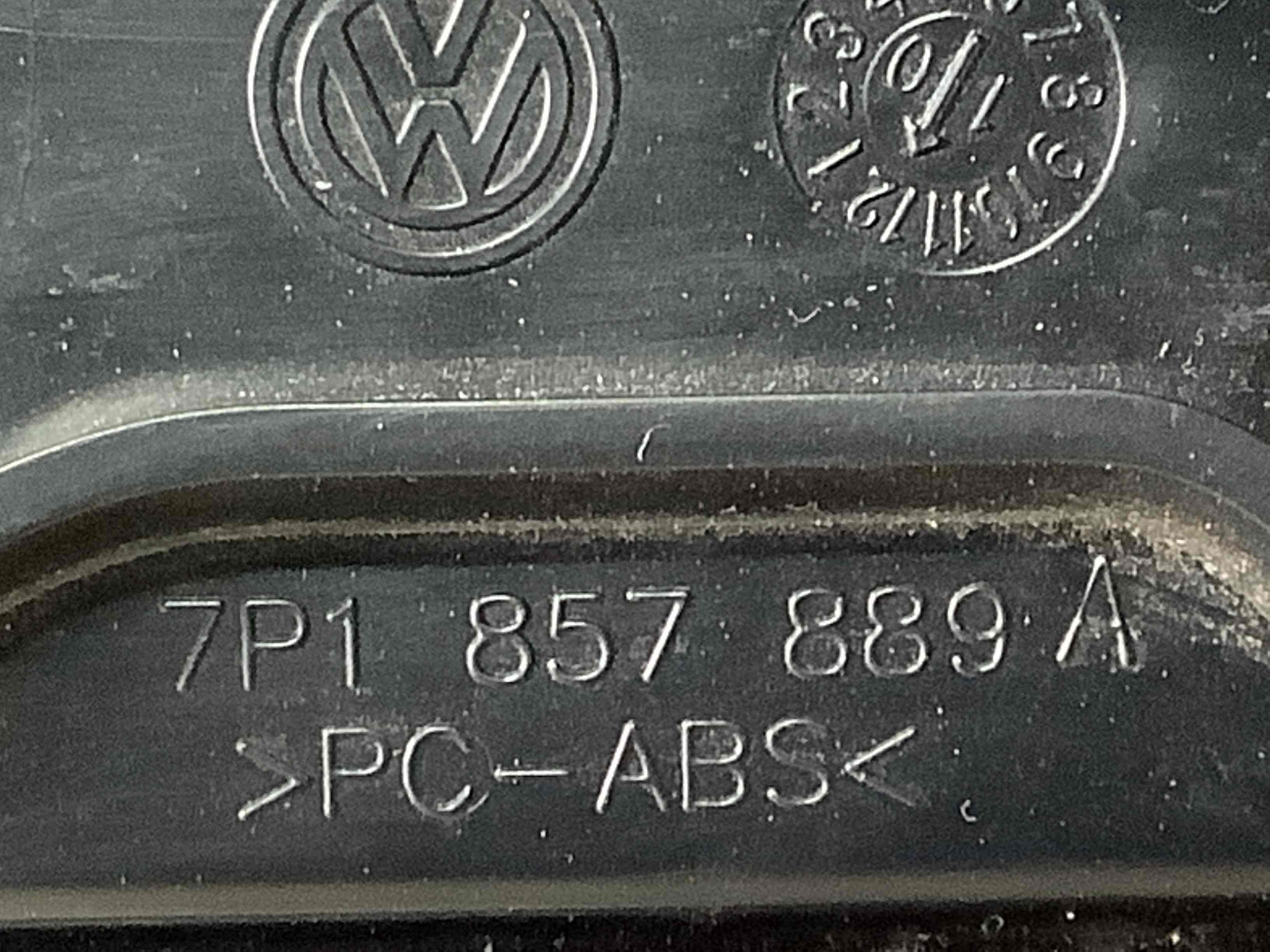 Обшивка панелі приладів торпедо