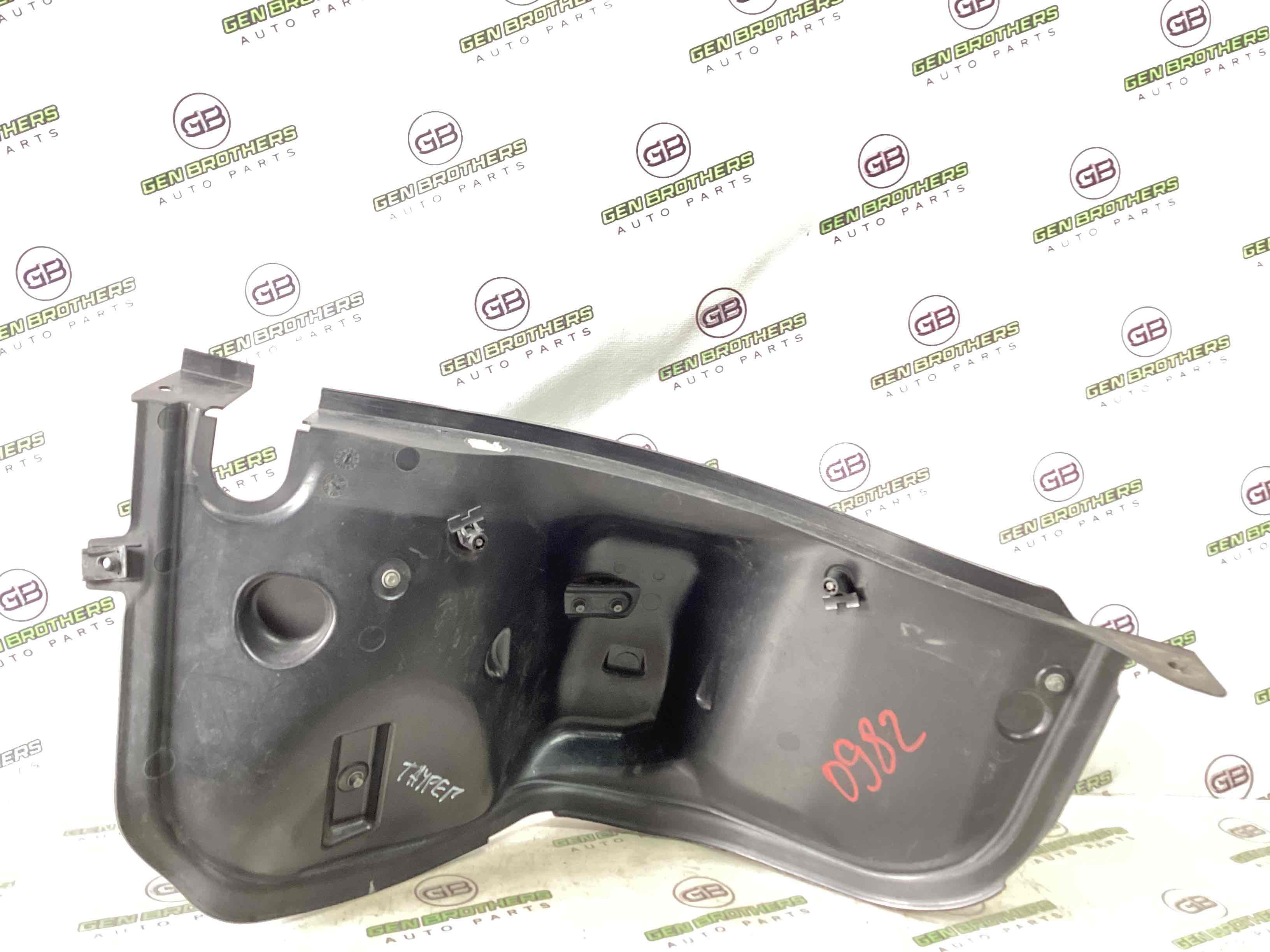 Пластик моторного відсіку