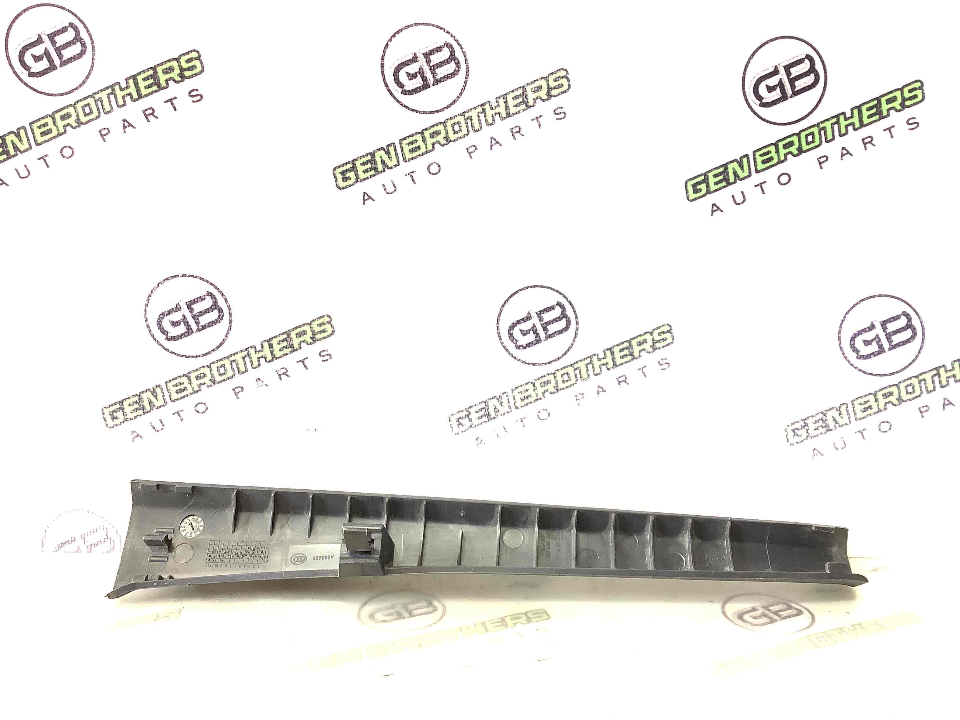 Обшивка передньої стійки права