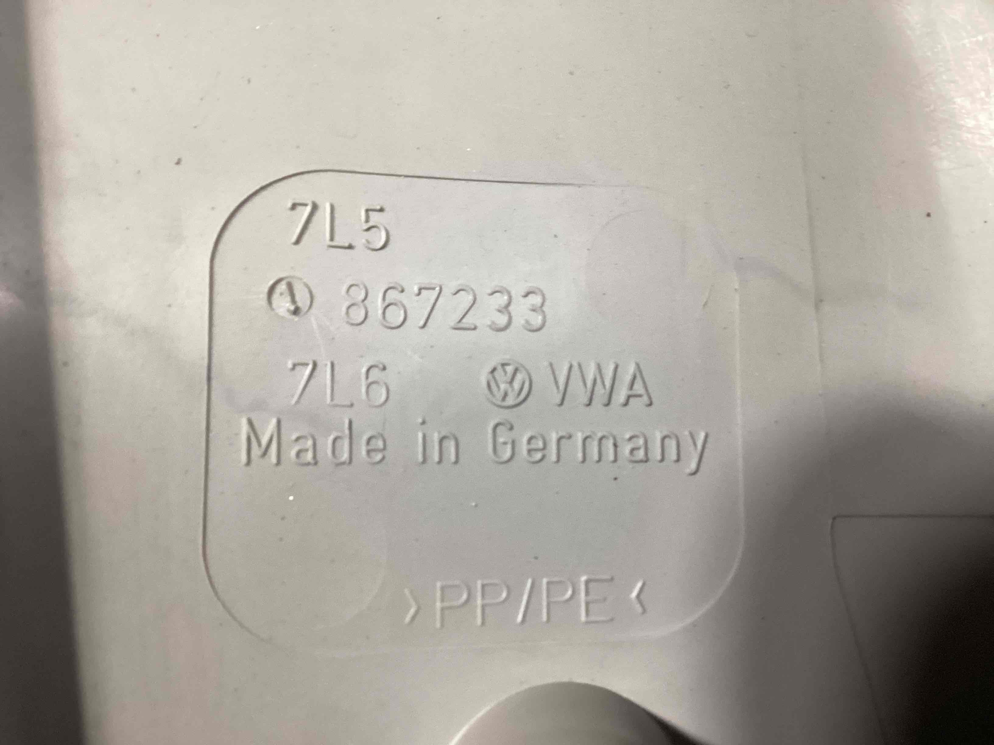 Обшивка передньої стійки ліва