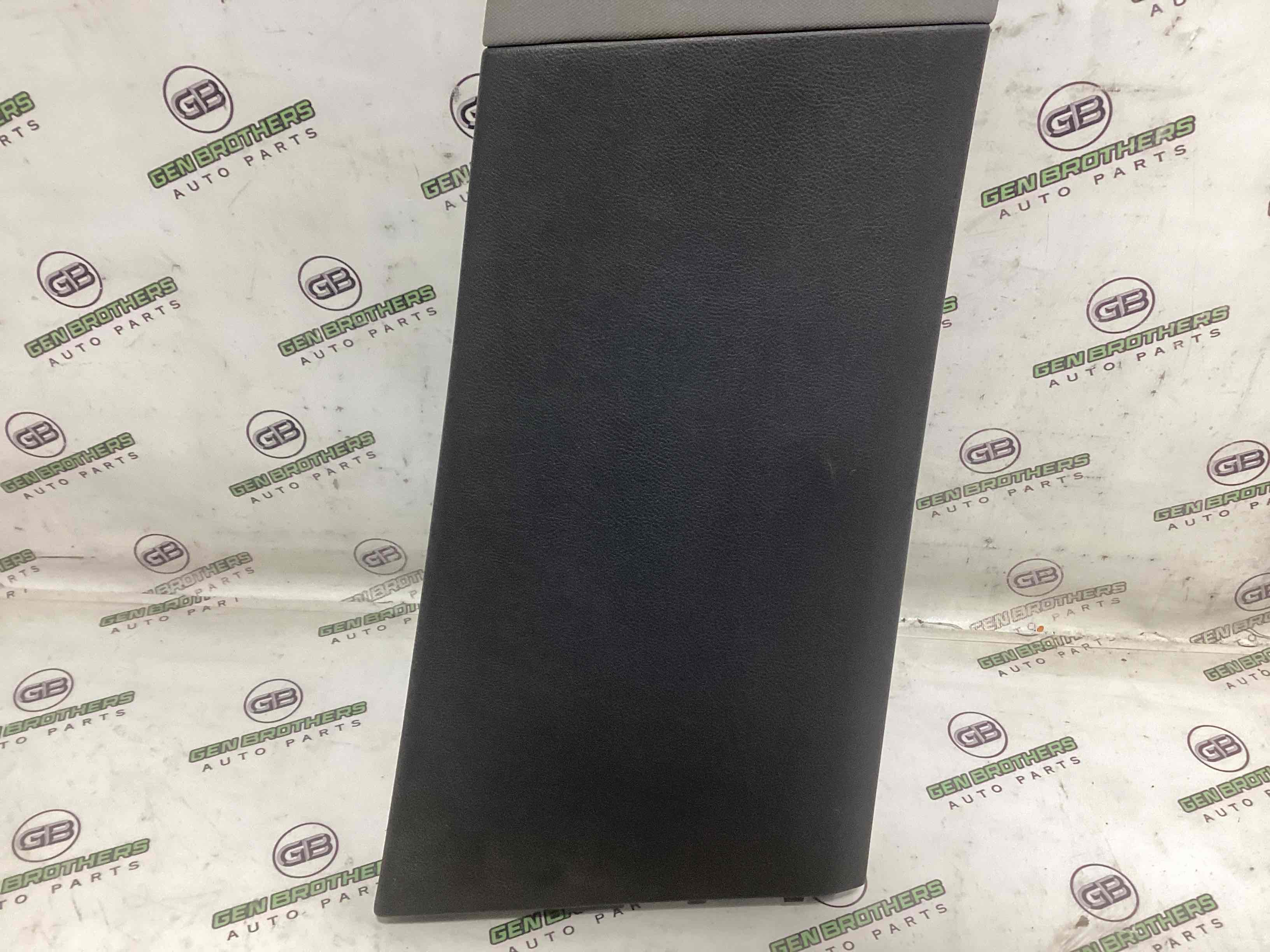 Обшивка центральної стійки права