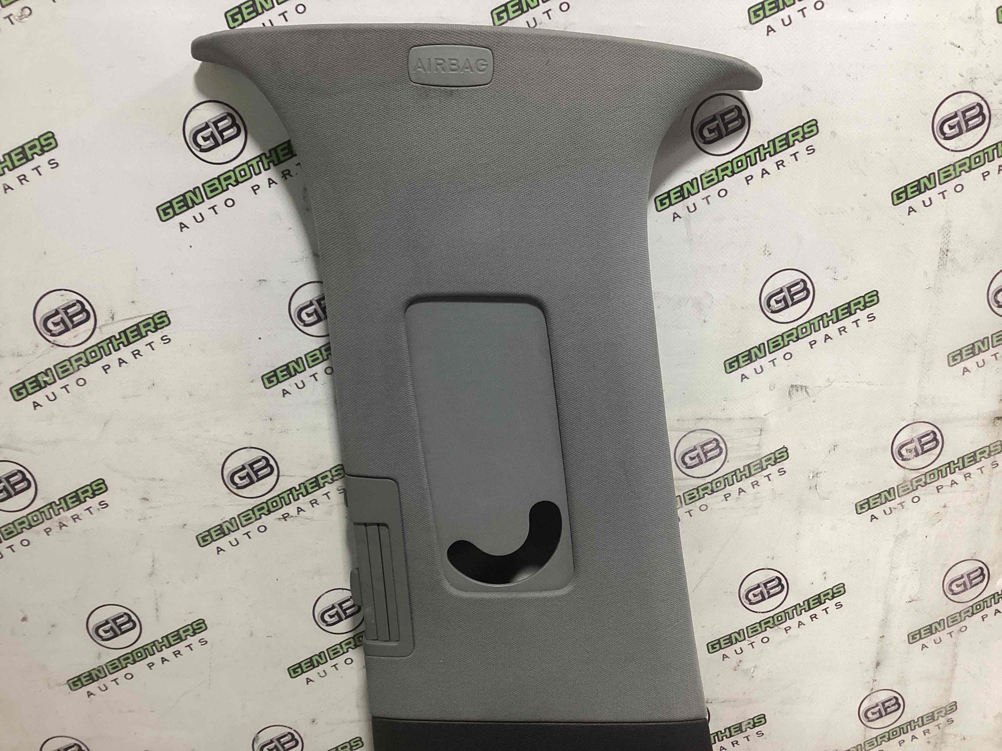 Обшивка центральної стійки ліва