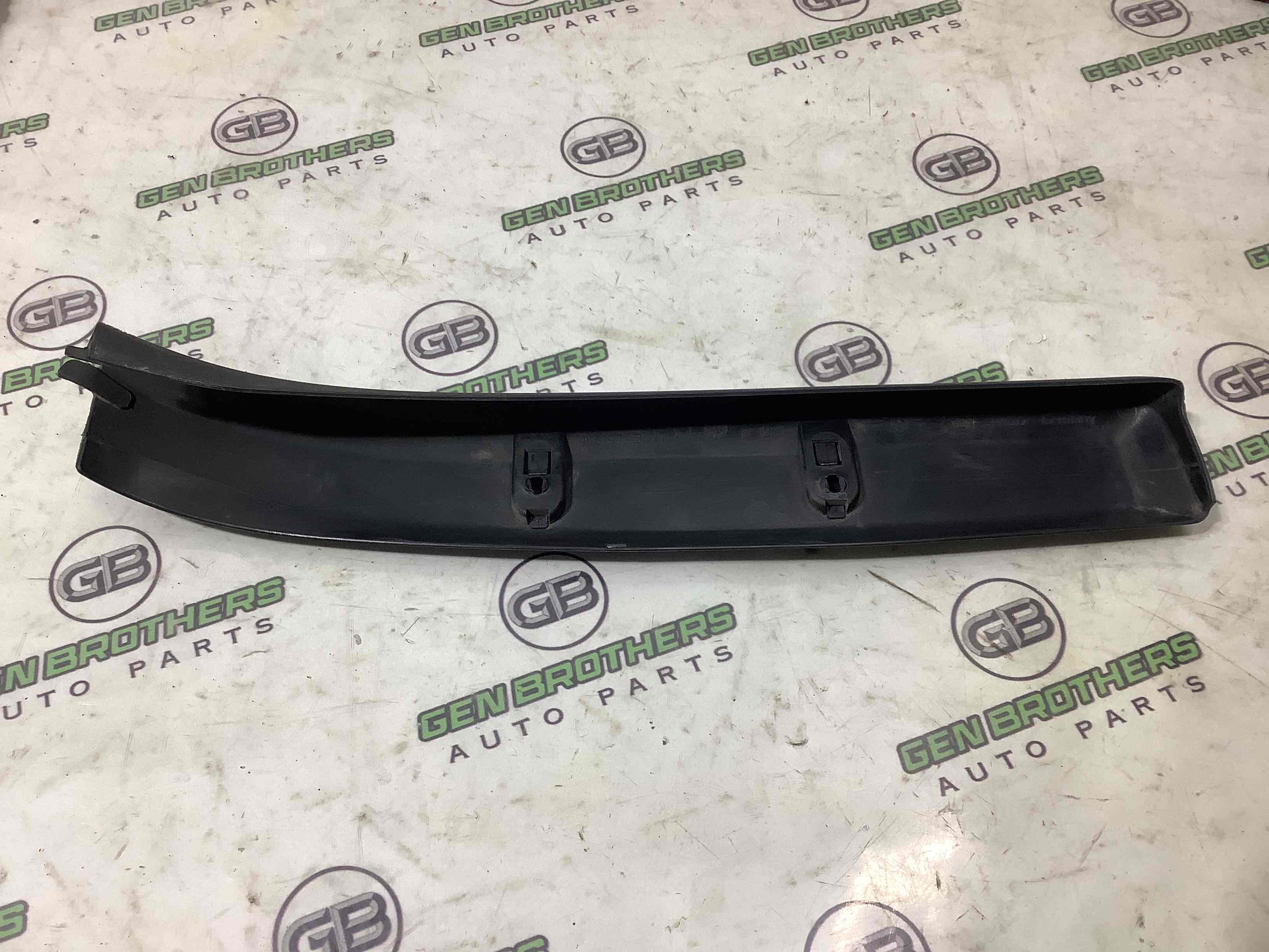 Накладка петлі кришки багажника