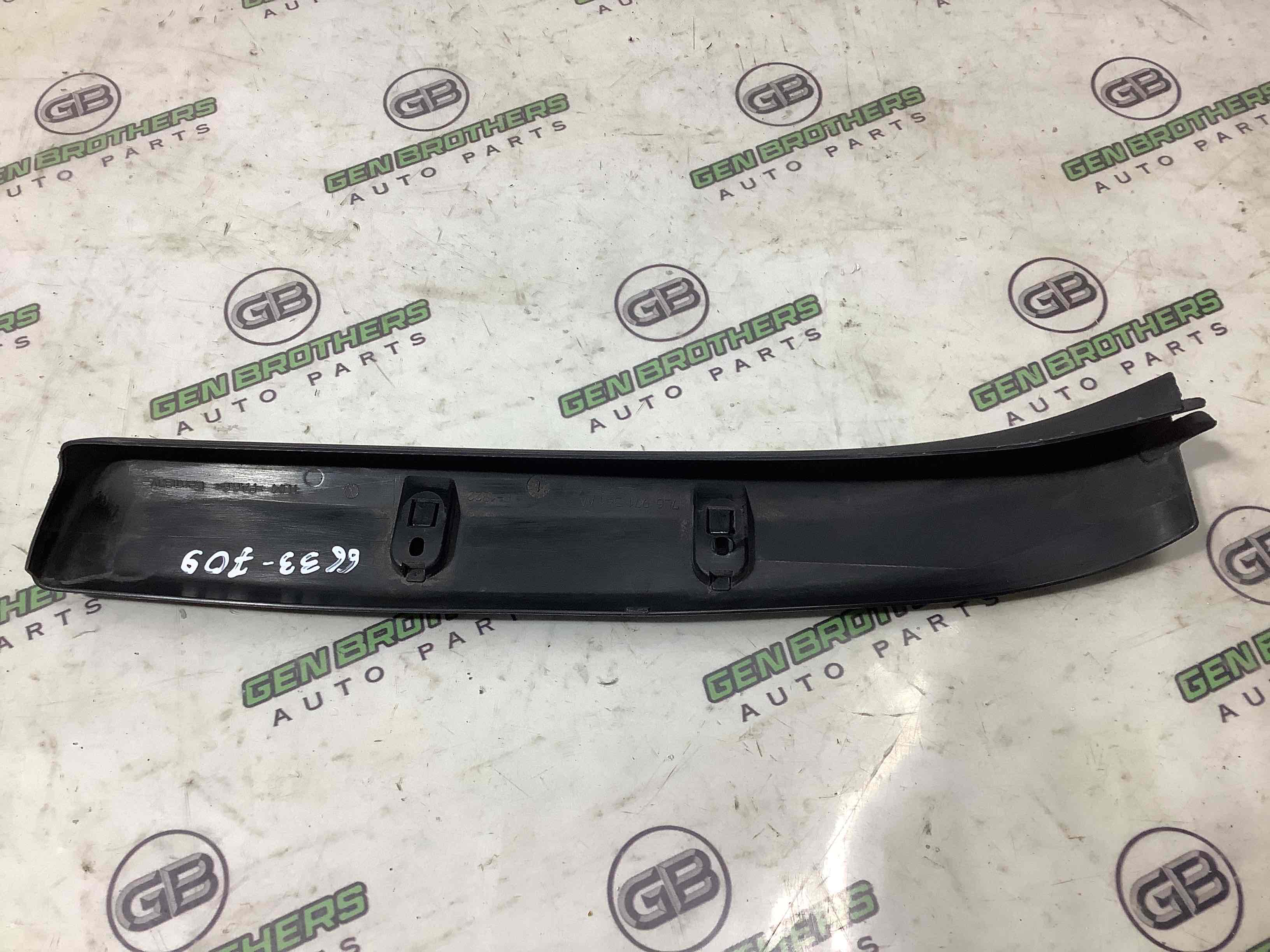 Накладка петлі кришки багажника