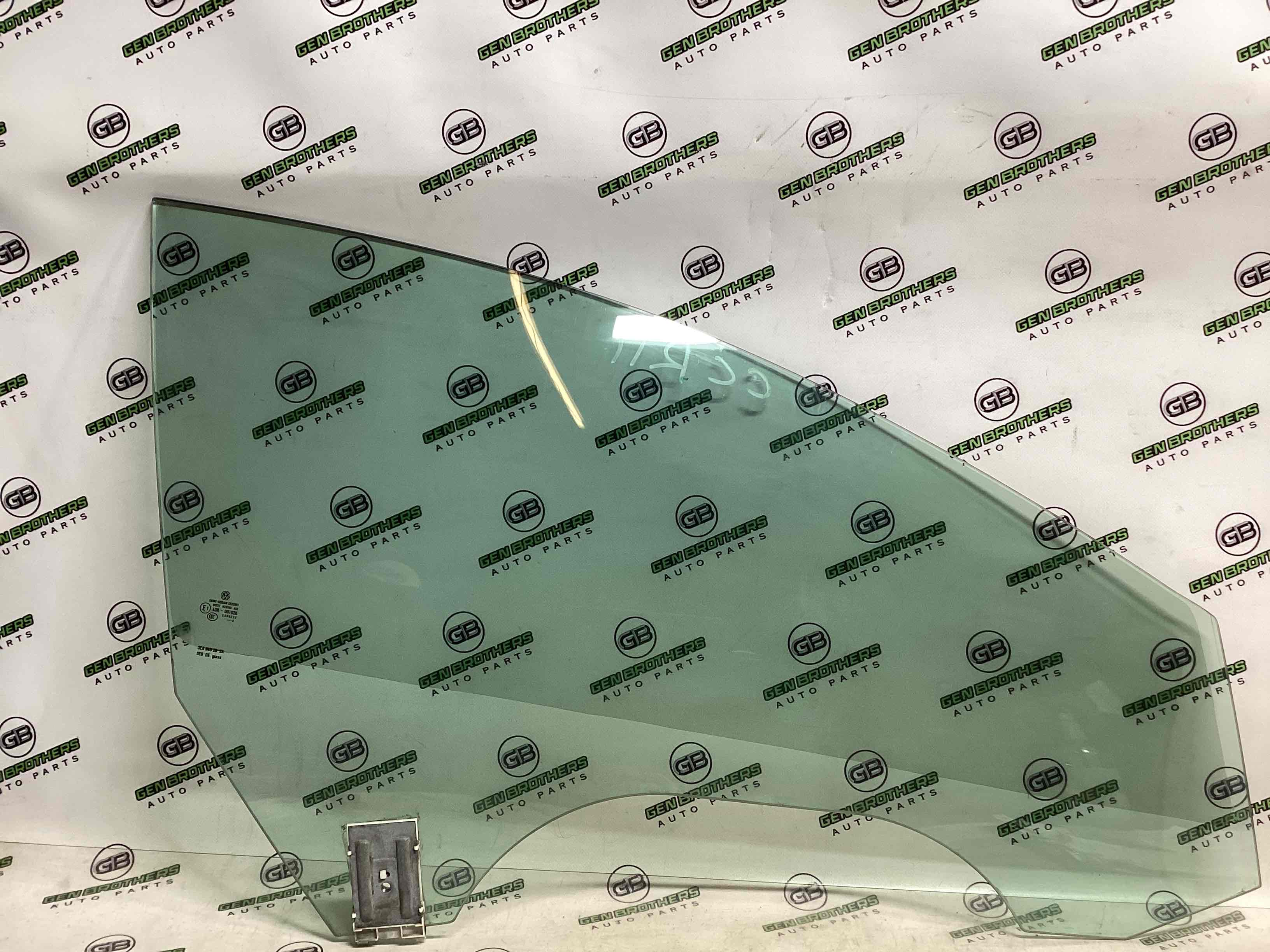 Скло переднє праве