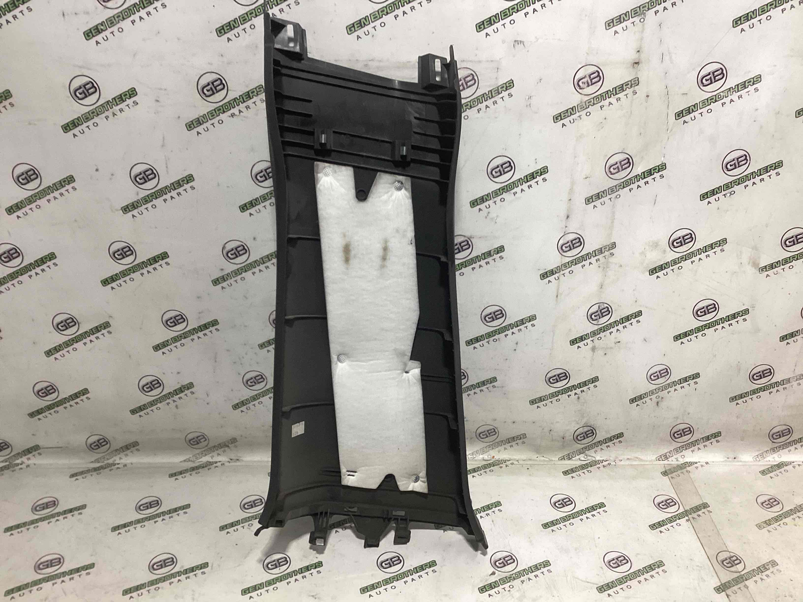 Обшивка центральної стійки права