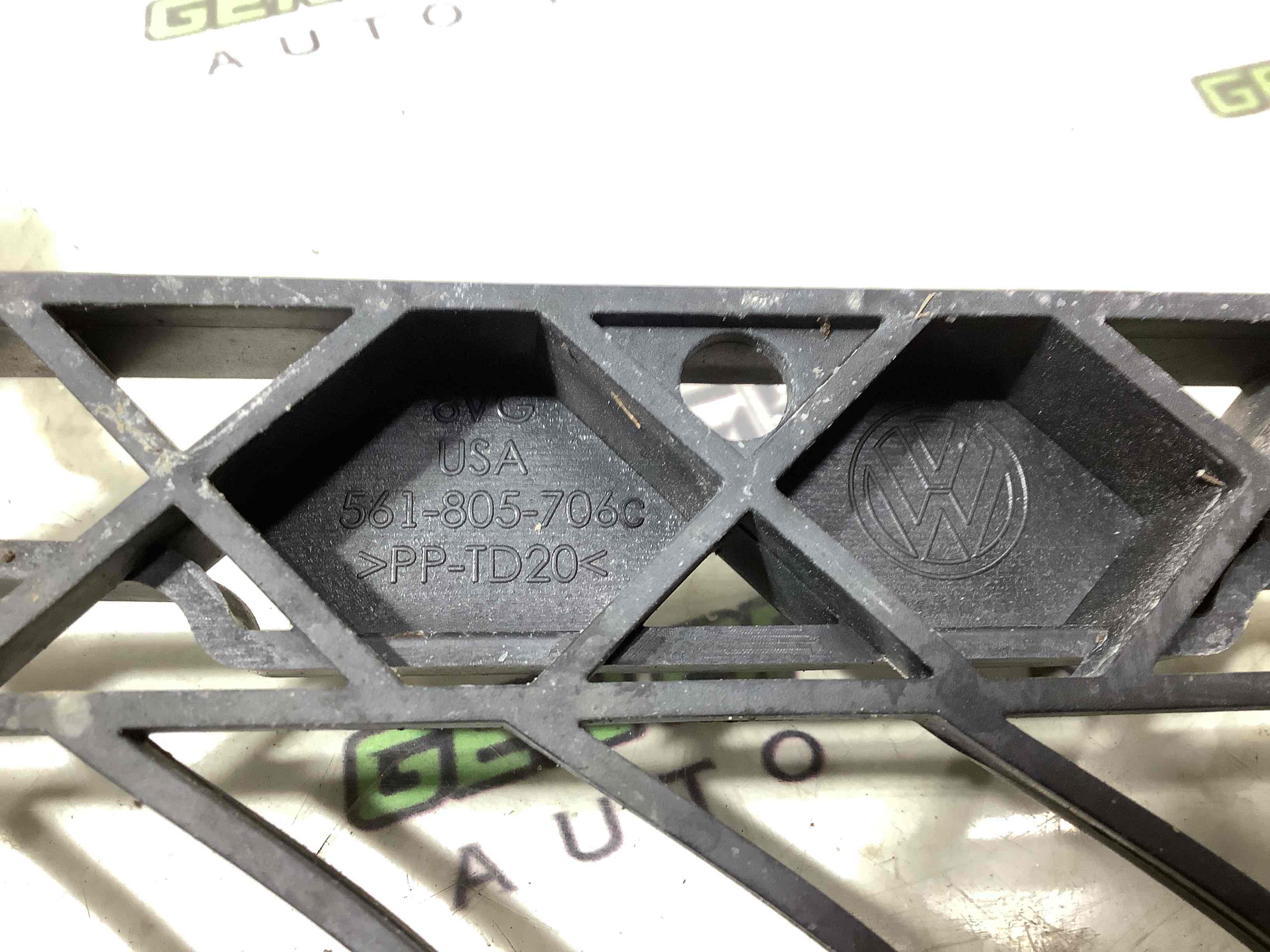 Кріплення переднього бампера центральне