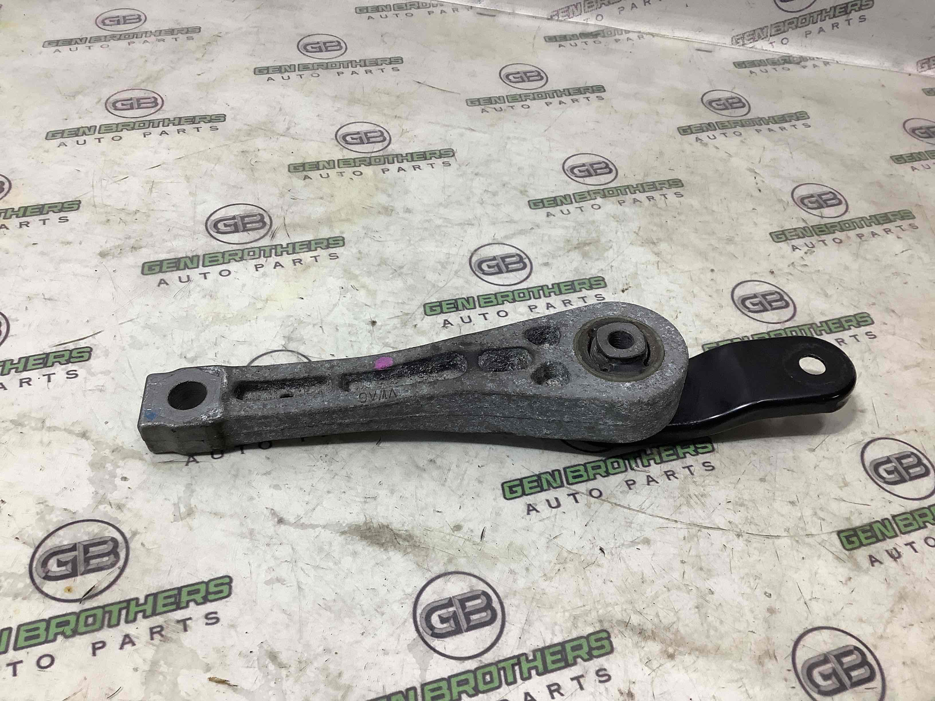 Кронштейн двигуна