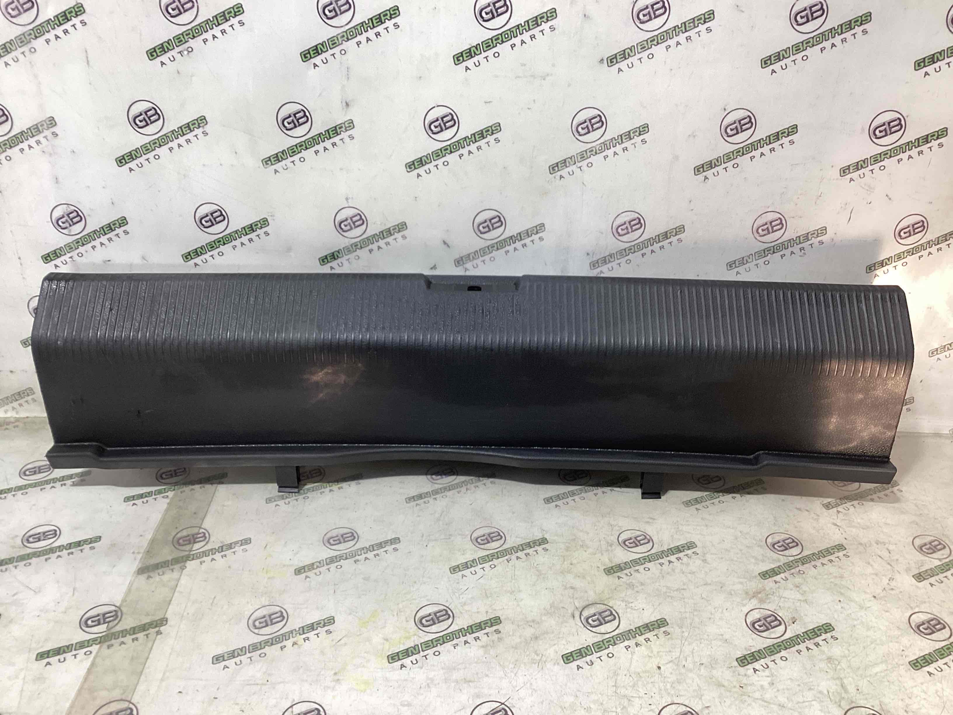 Елементи оздоблення багажника